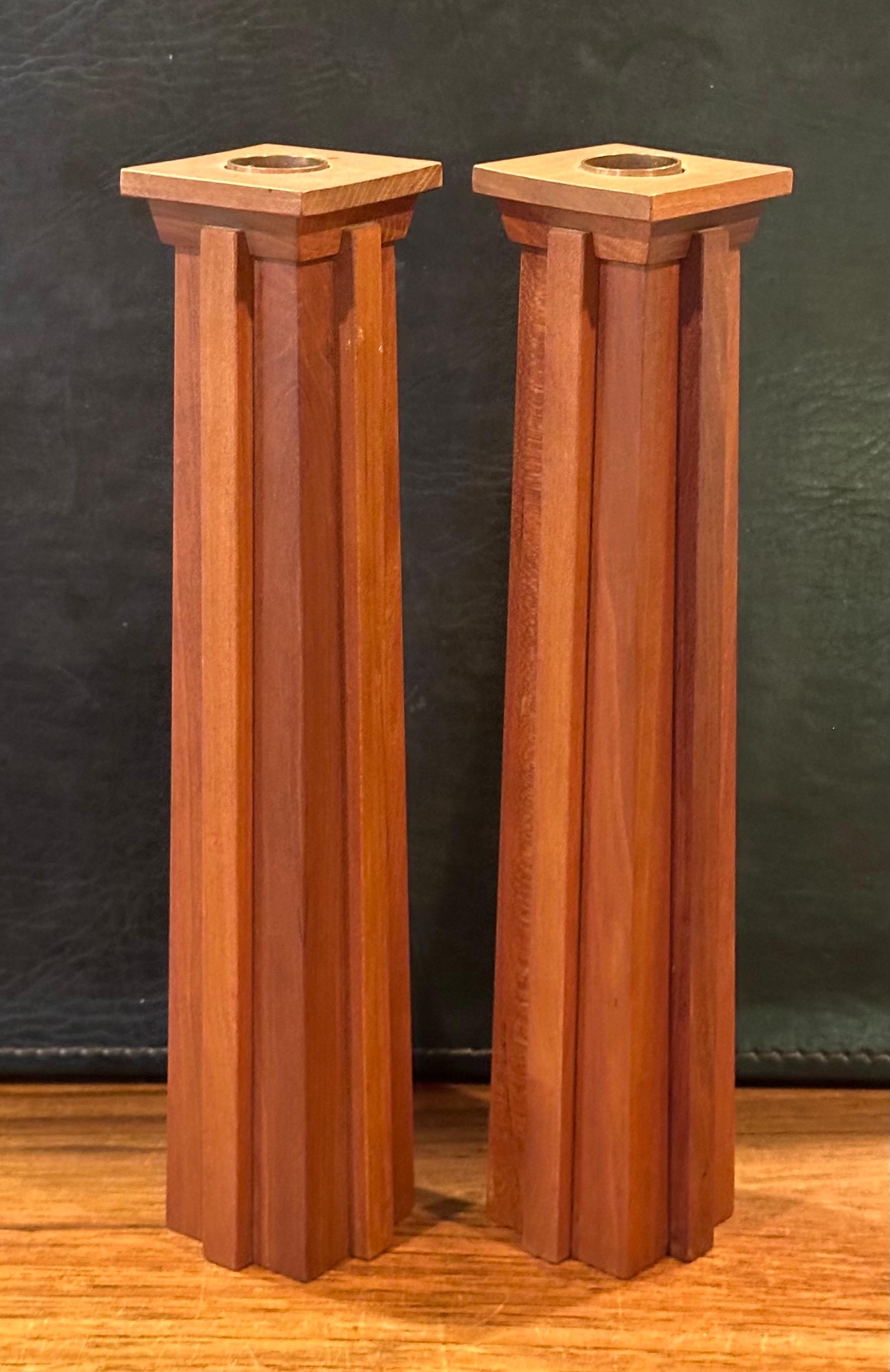 Coppia di candelieri in legno massiccio di ciliegio in stile Arts & Crafts in vendita 2