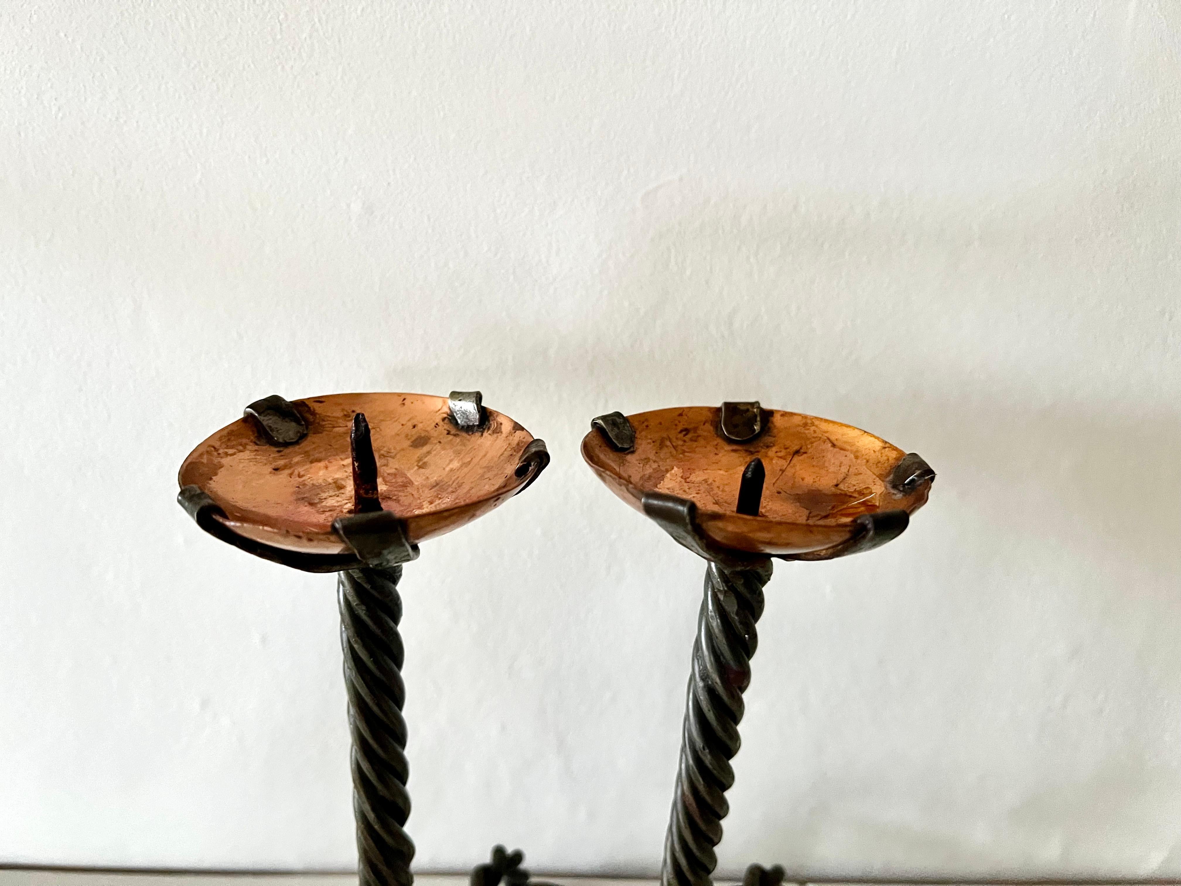 Coppia di candelieri d'epoca Arts & Crafts in ferro battuto e rame in vendita 4