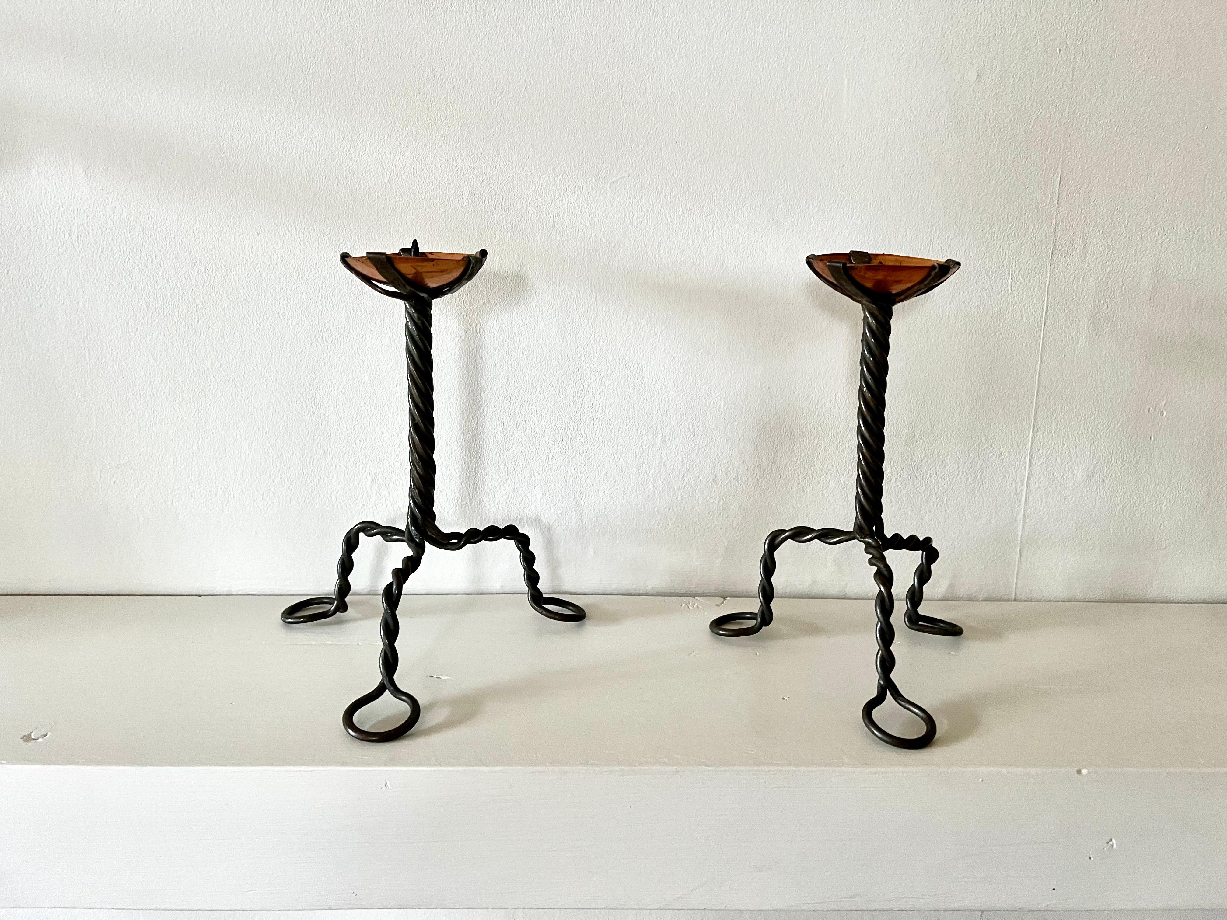 Arts and Crafts Coppia di candelieri d'epoca Arts & Crafts in ferro battuto e rame in vendita