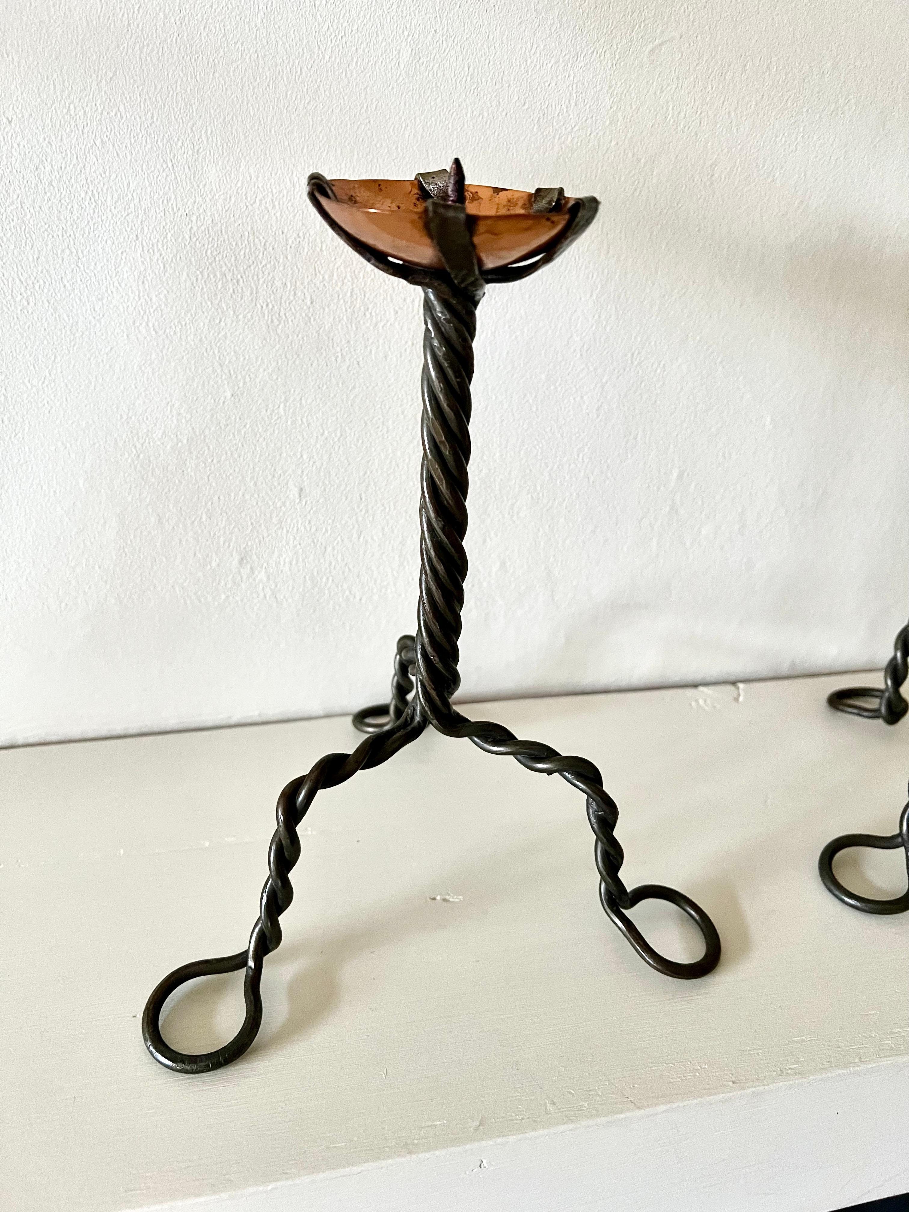 Coppia di candelieri d'epoca Arts & Crafts in ferro battuto e rame in vendita 1