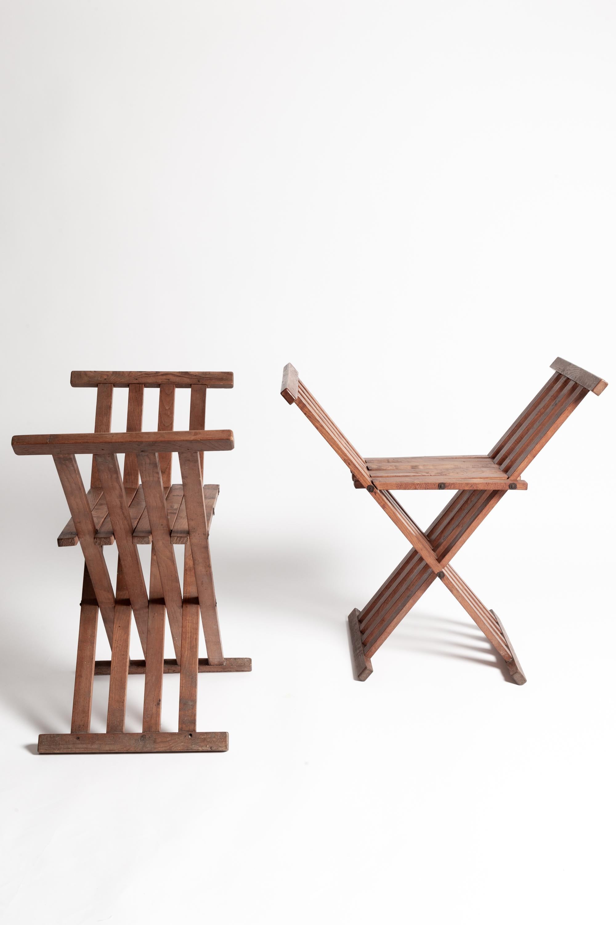 Arts and Crafts Coppia di sgabelli Arts & Crafts X-Frame attrib. Liberty & Co. in vendita