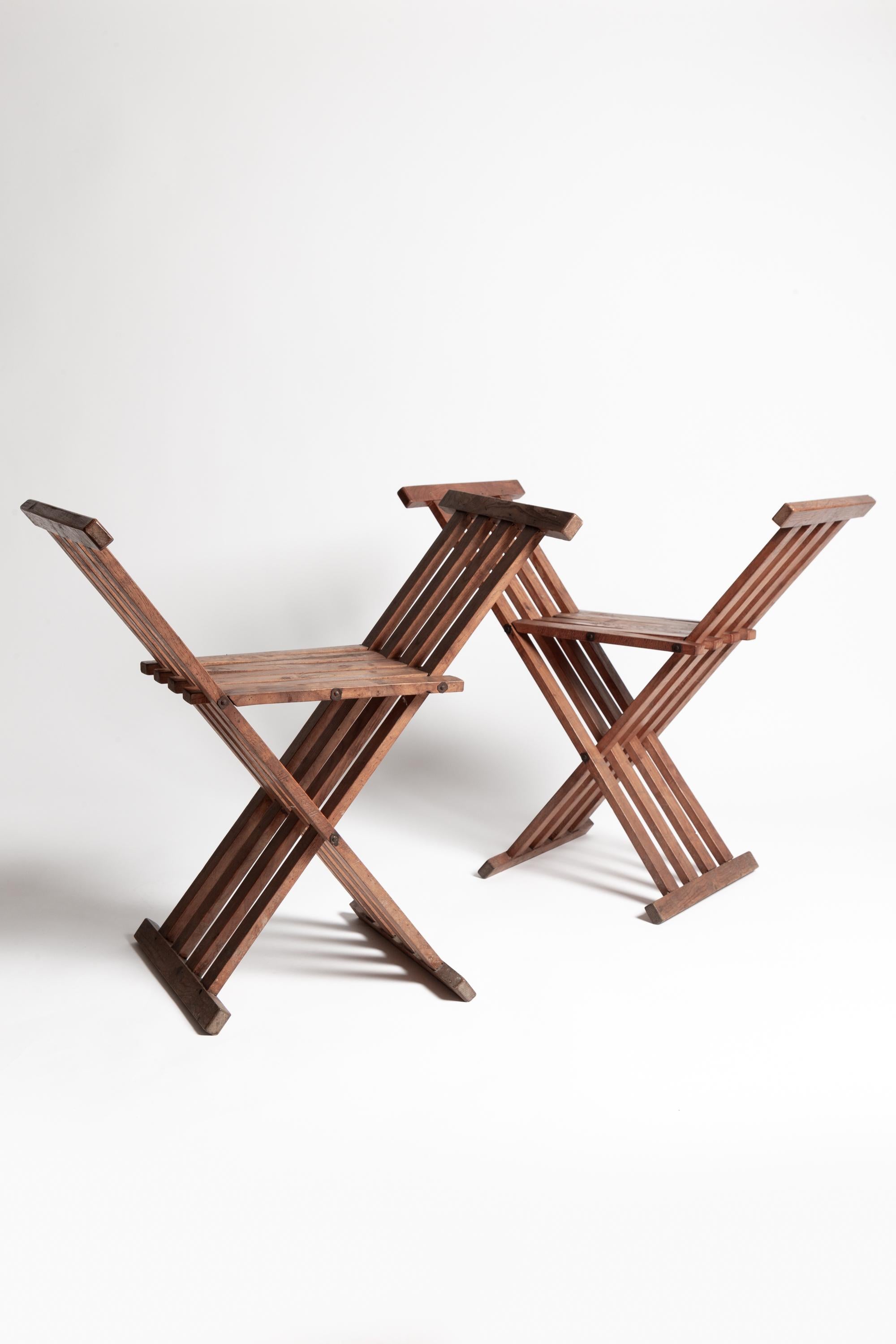 Inglese Coppia di sgabelli Arts & Crafts X-Frame attrib. Liberty & Co. in vendita