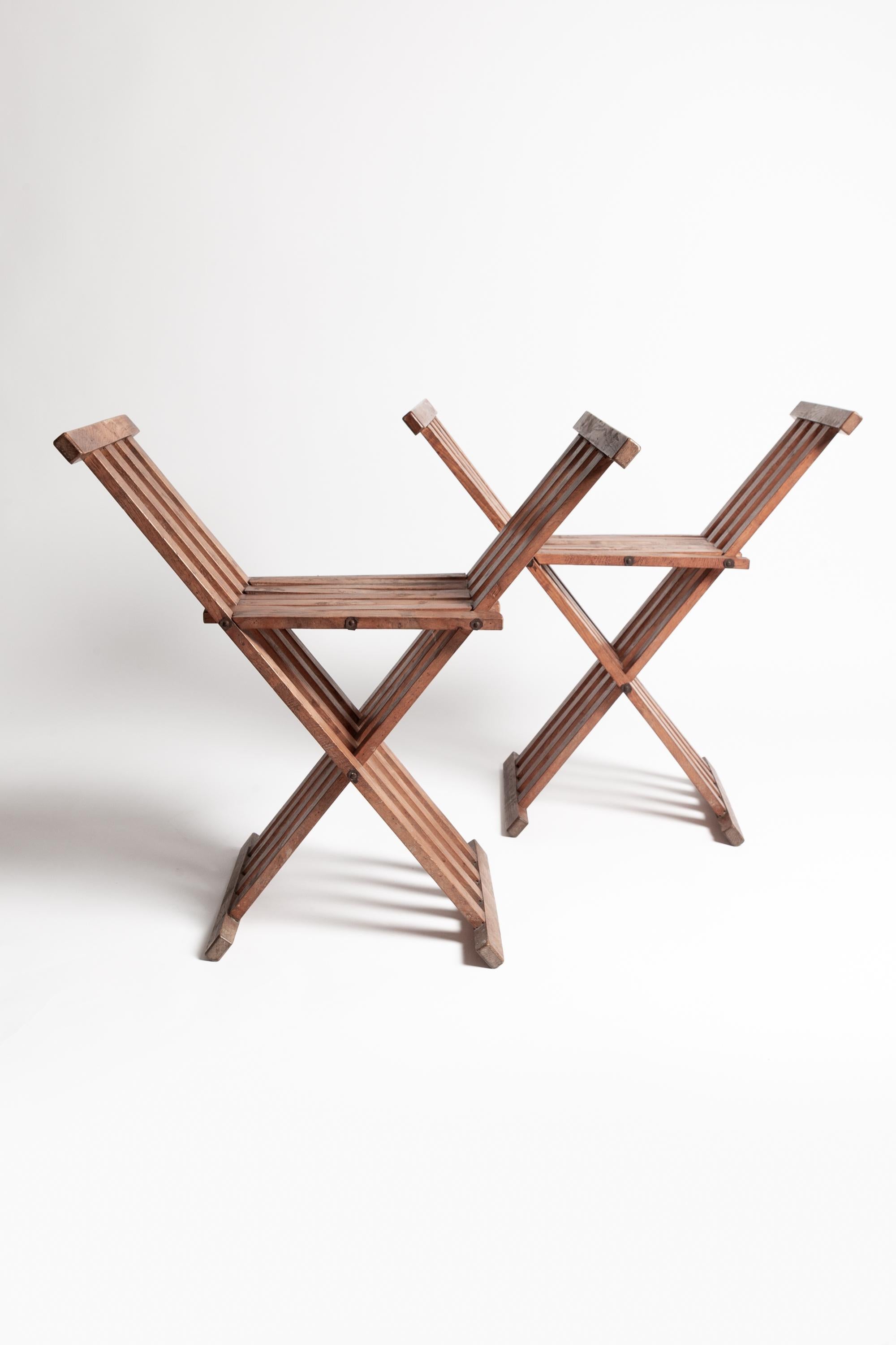 Coppia di sgabelli Arts & Crafts X-Frame attrib. Liberty & Co. In condizioni buone in vendita a London, GB