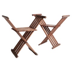 Pareja de taburetes Arts & Crafts X-Frame atrib. Liberty & Co.