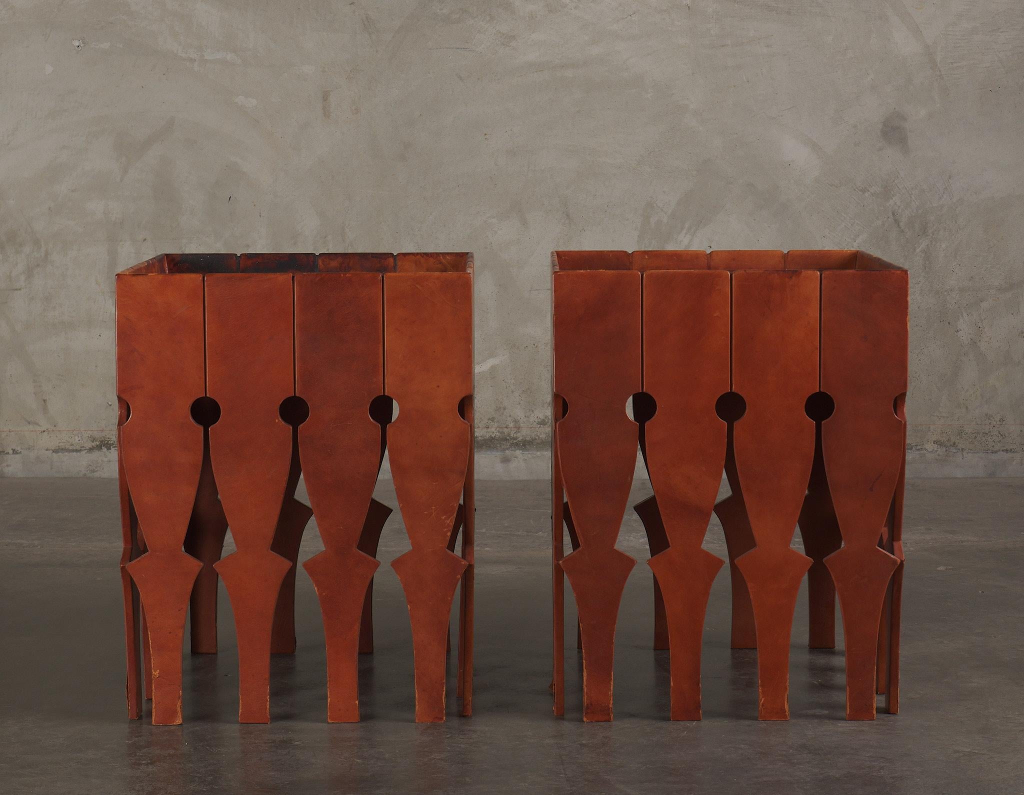 Mexicain Paire de tables d'appoint en laiton et cuir Arturo Pani en vente