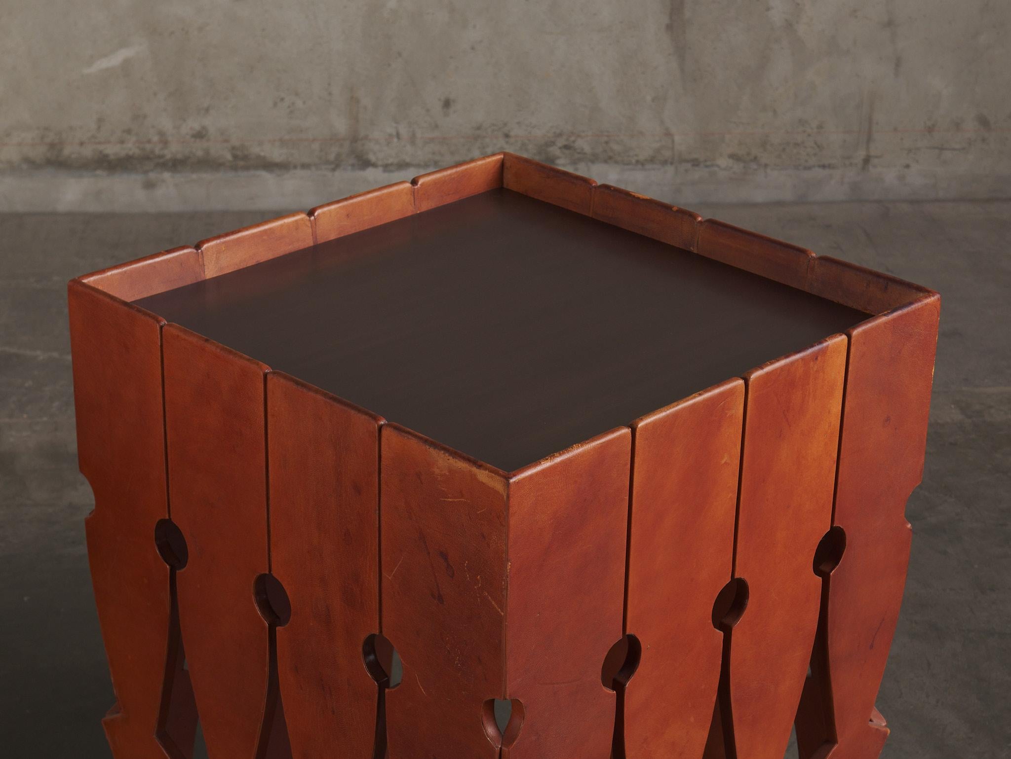 Paire de tables d'appoint en laiton et cuir Arturo Pani Bon état - En vente à Los Angeles, CA