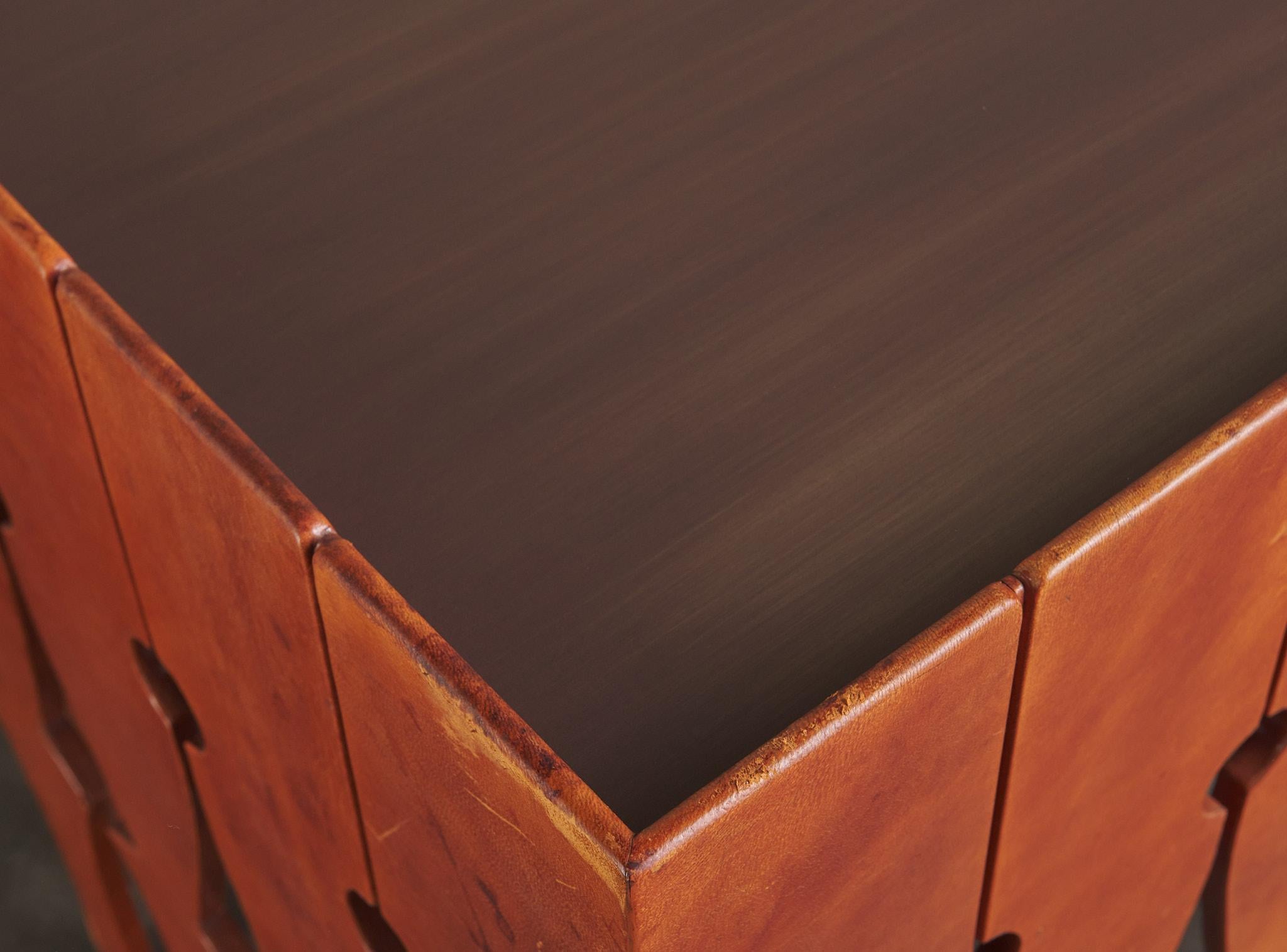 20ième siècle Paire de tables d'appoint en laiton et cuir Arturo Pani en vente