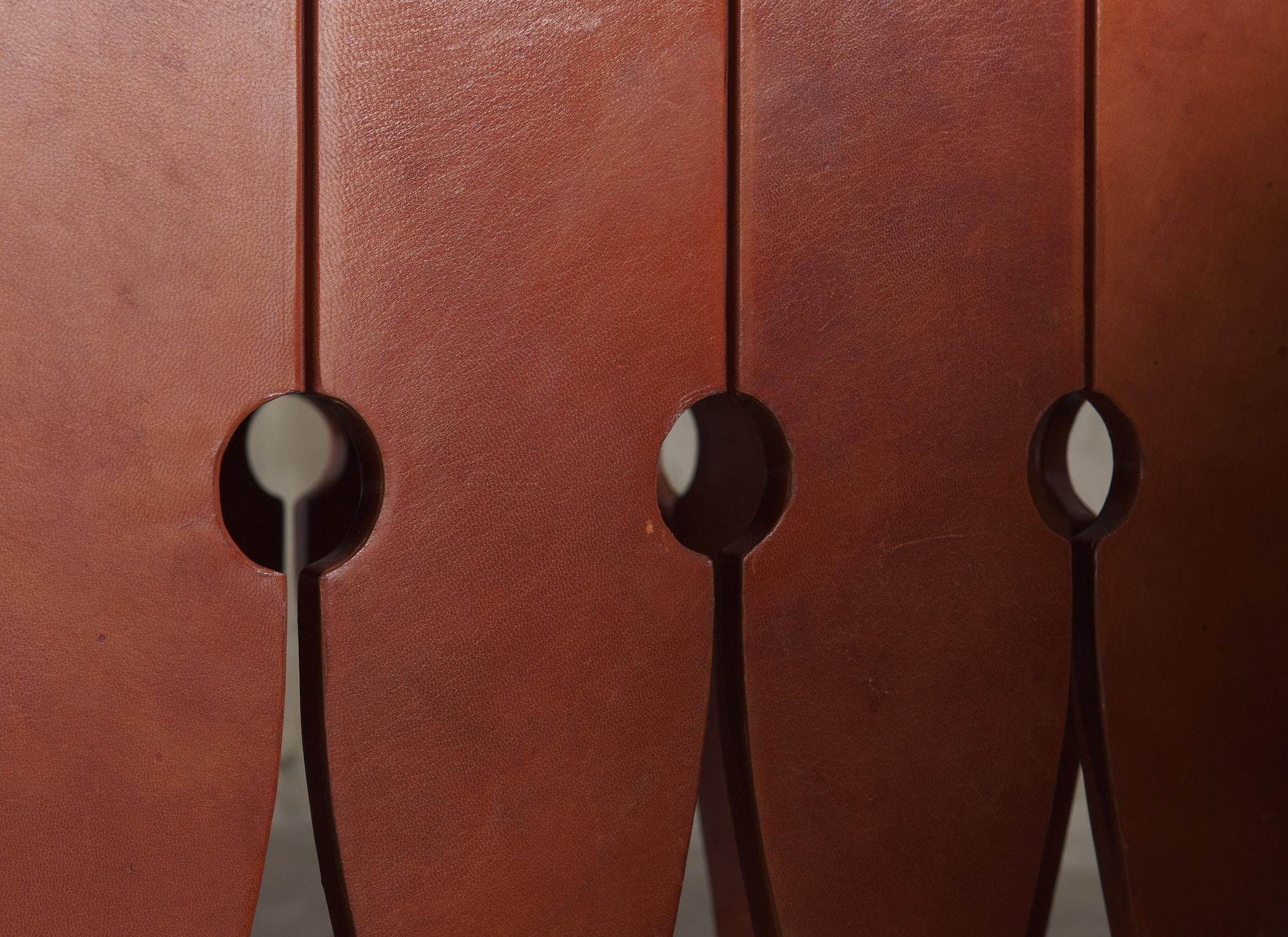 Paire de tables d'appoint en laiton et cuir Arturo Pani en vente 1