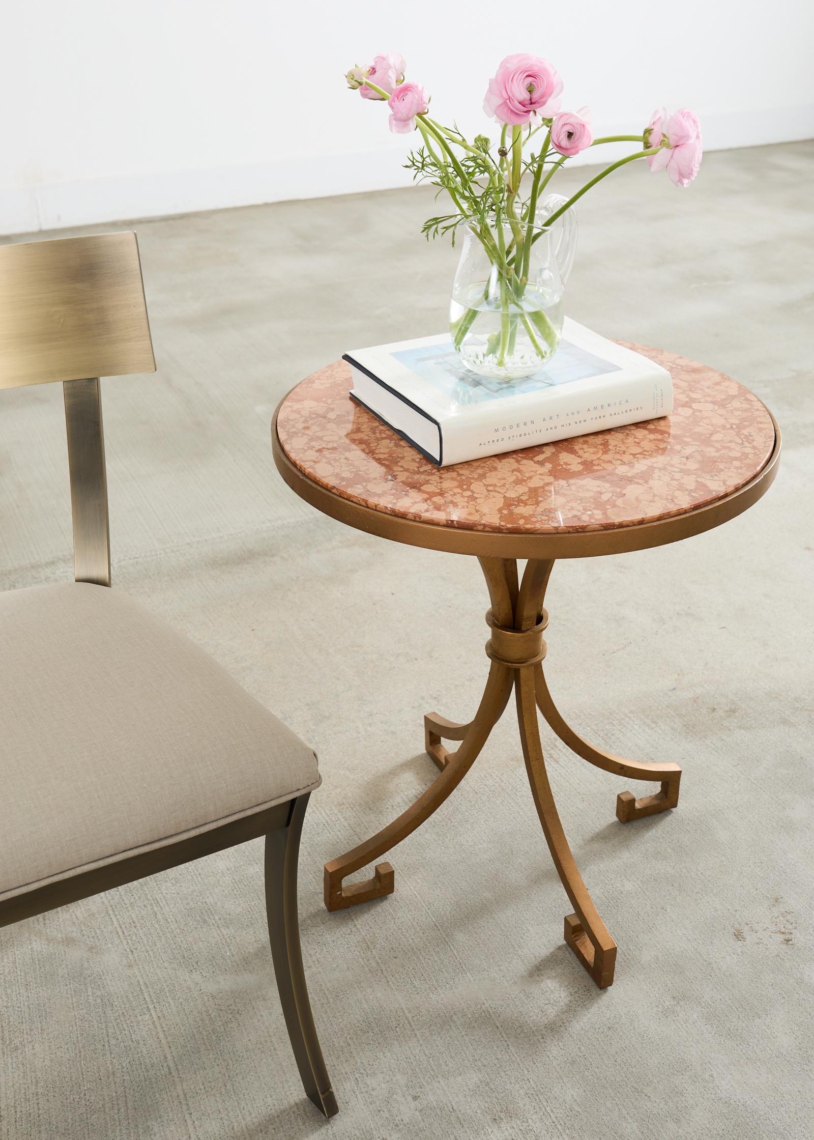 Paire fantaisiste de guéridons en fer forgé du milieu du siècle, réalisés à la manière et dans le style d'Arturo Pani (mexicain 1915-1981). Les tables sont fabriquées en fer carré massif avec un plateau rond incrusté de marbre italien Rosso Asiago