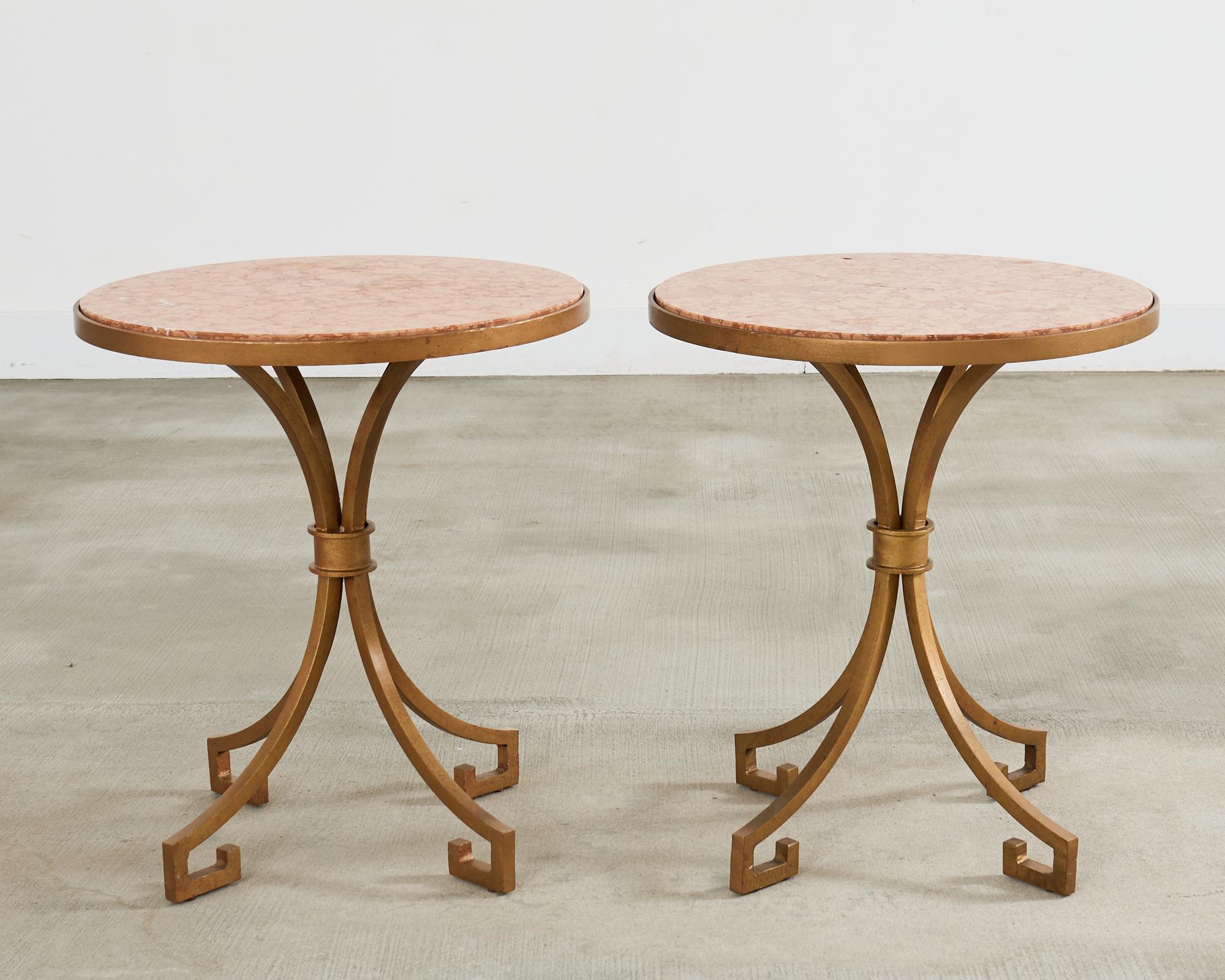 Hollywood Regency Paire de tables à boire de style Arturo Pani en fer avec plateau en marbre en vente