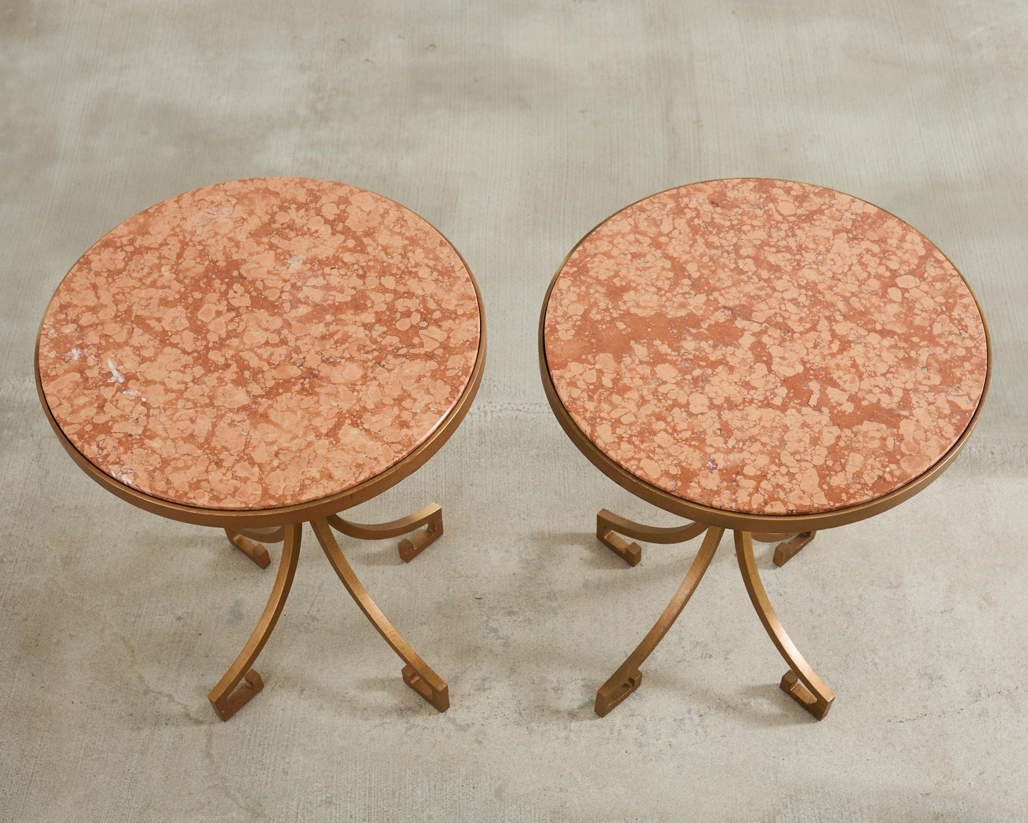 Nord-américain Paire de tables à boire de style Arturo Pani en fer avec plateau en marbre en vente