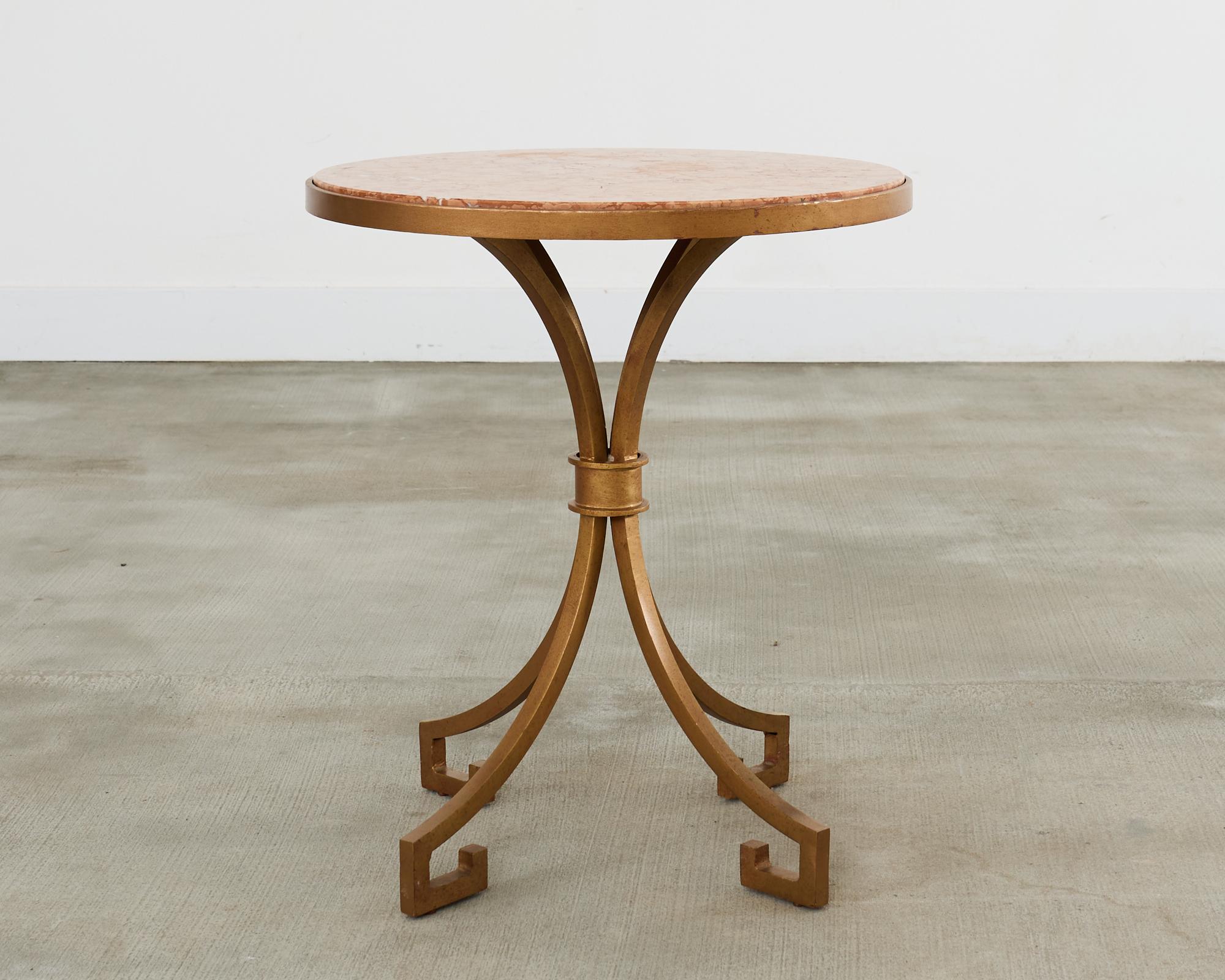 20ième siècle Paire de tables à boire de style Arturo Pani en fer avec plateau en marbre en vente