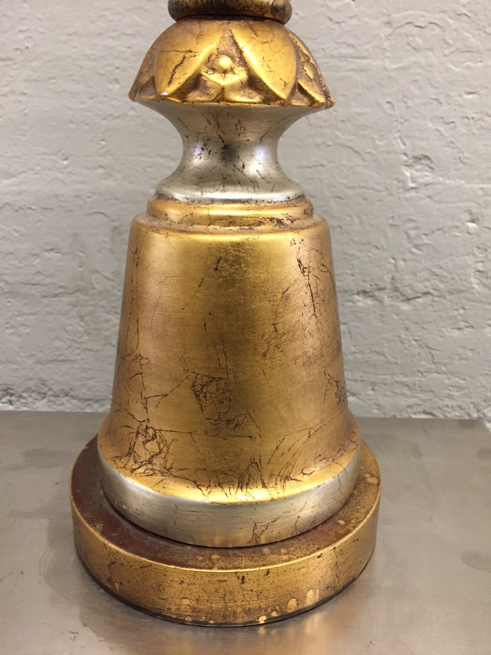 Pareja de Lámparas de Hierro Forjado con Pan de Oro Estilo Arturo Pani Neoclásico en venta
