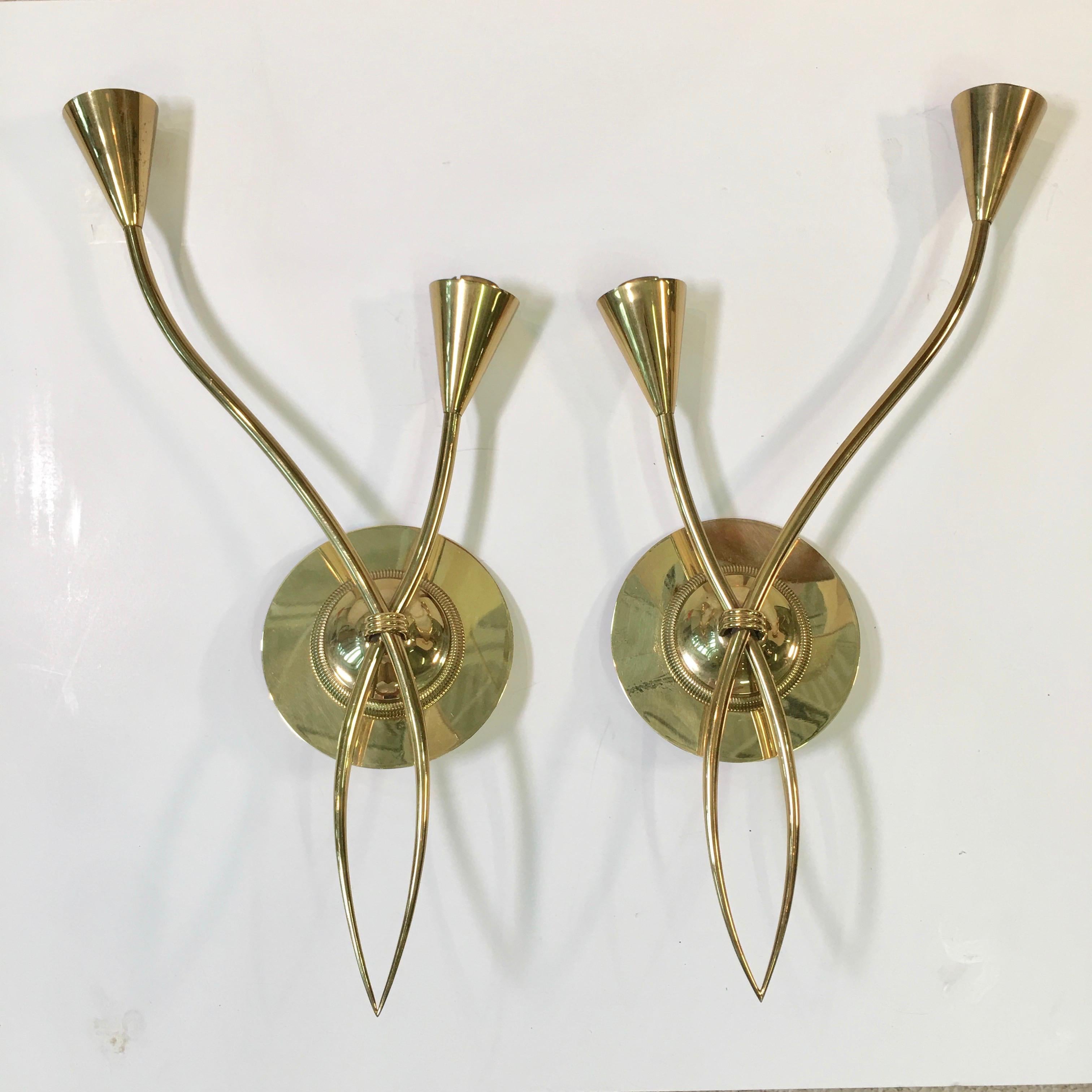 Pair of sinewy vine like wall sconces by Maison Arlus, Paris 1955 in all brass. Model n°1369. We have fitted them with custom made brass backplates for ease of mounting to a junction box. These have been rewired and are ready to install.
Presently