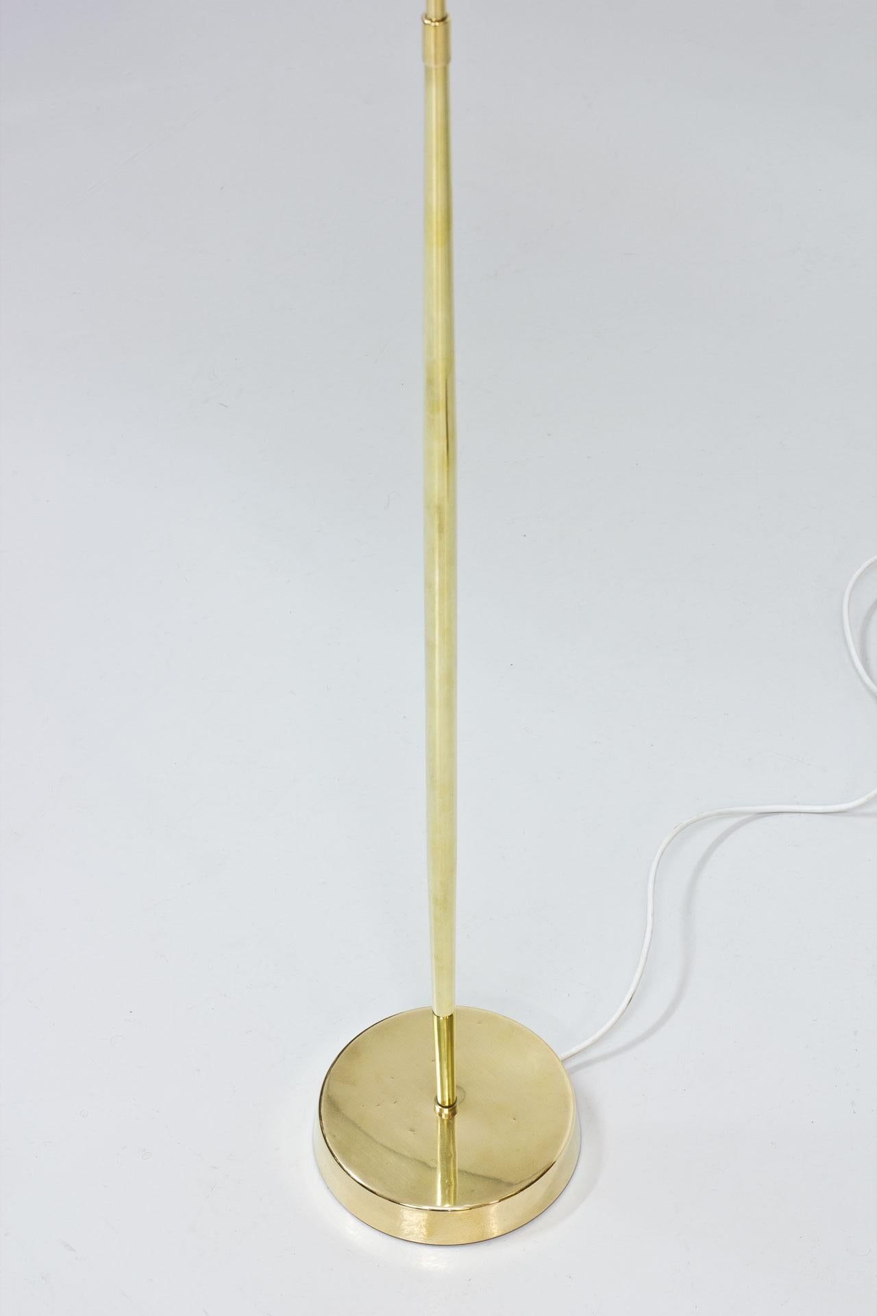 Paire de lampadaires en laiton ASEA Belysning, années 1950, abat-jour en chintz plissé à la main en vente 4