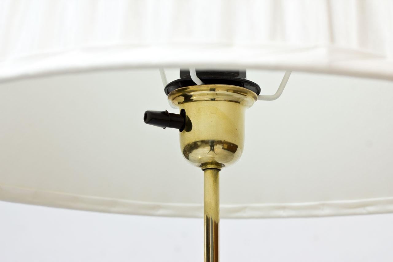 Paire de lampadaires en laiton ASEA Belysning, années 1950, abat-jour en chintz plissé à la main en vente 5