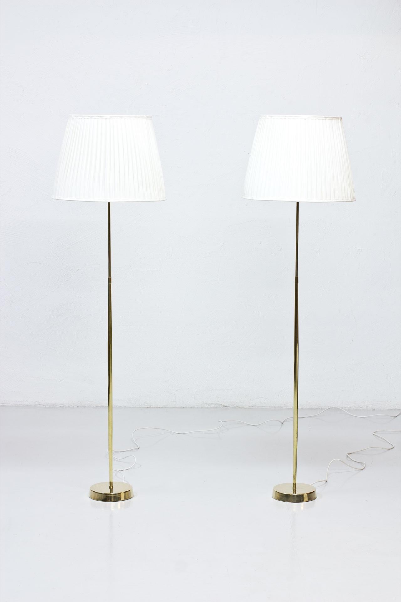Élevez votre espace avec cette exquise paire de lampadaires vintage ASEA Belysning, fabriqués en Suède dans les années 1950. Ces lampes sont un mélange harmonieux d'élégance et de fonctionnalité, conçues pour apporter une sophistication intemporelle