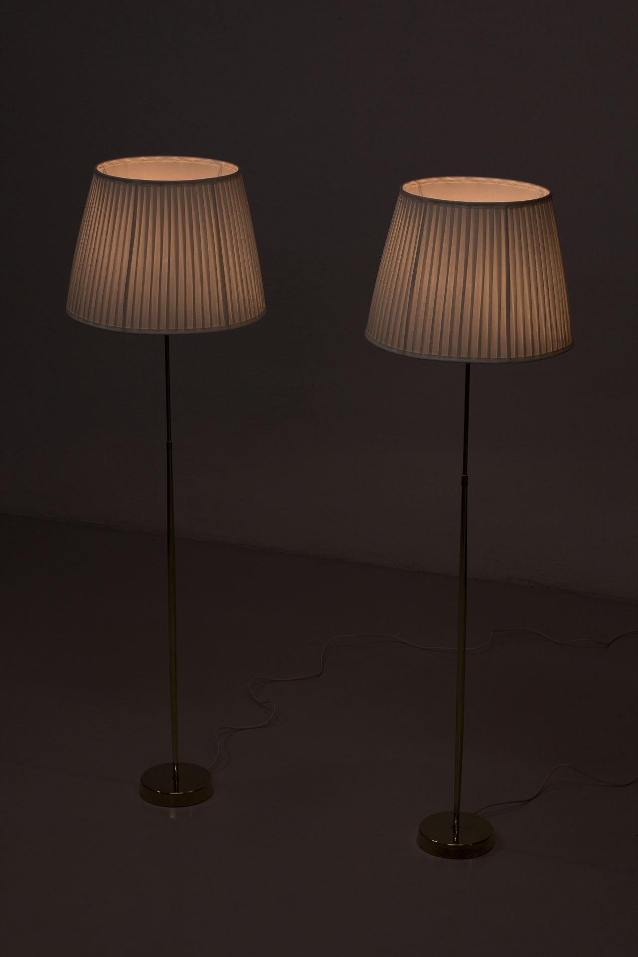 Pair of ASEA Belysning Brass Floor Lamps, 1950s, Hand-Pleated Chintz Shades In Good Condition In Stockholm, Stockholms län