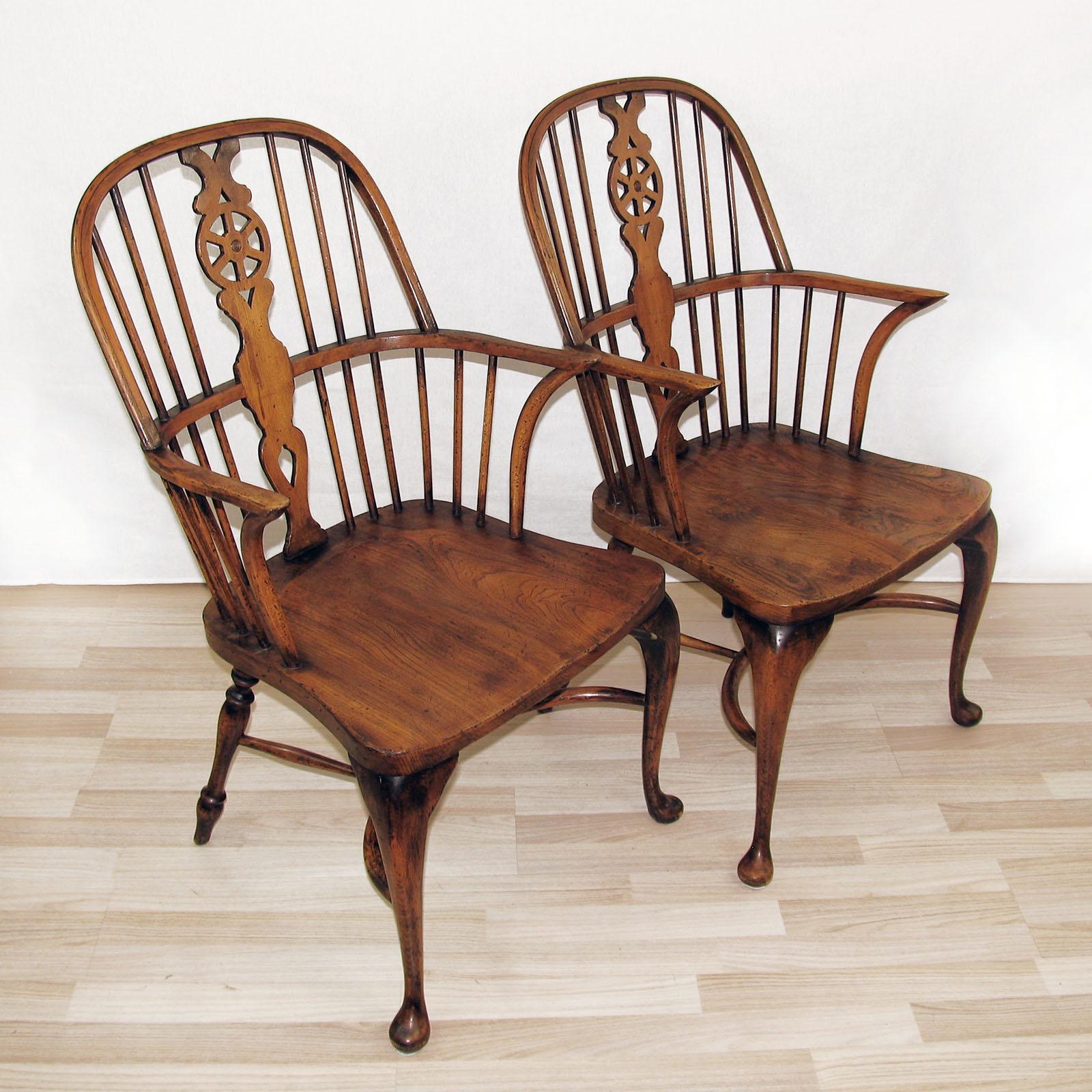 Pair of Ash and Beech Wheelback Windsor Chairs, England In Good Condition In Bochum, NRW