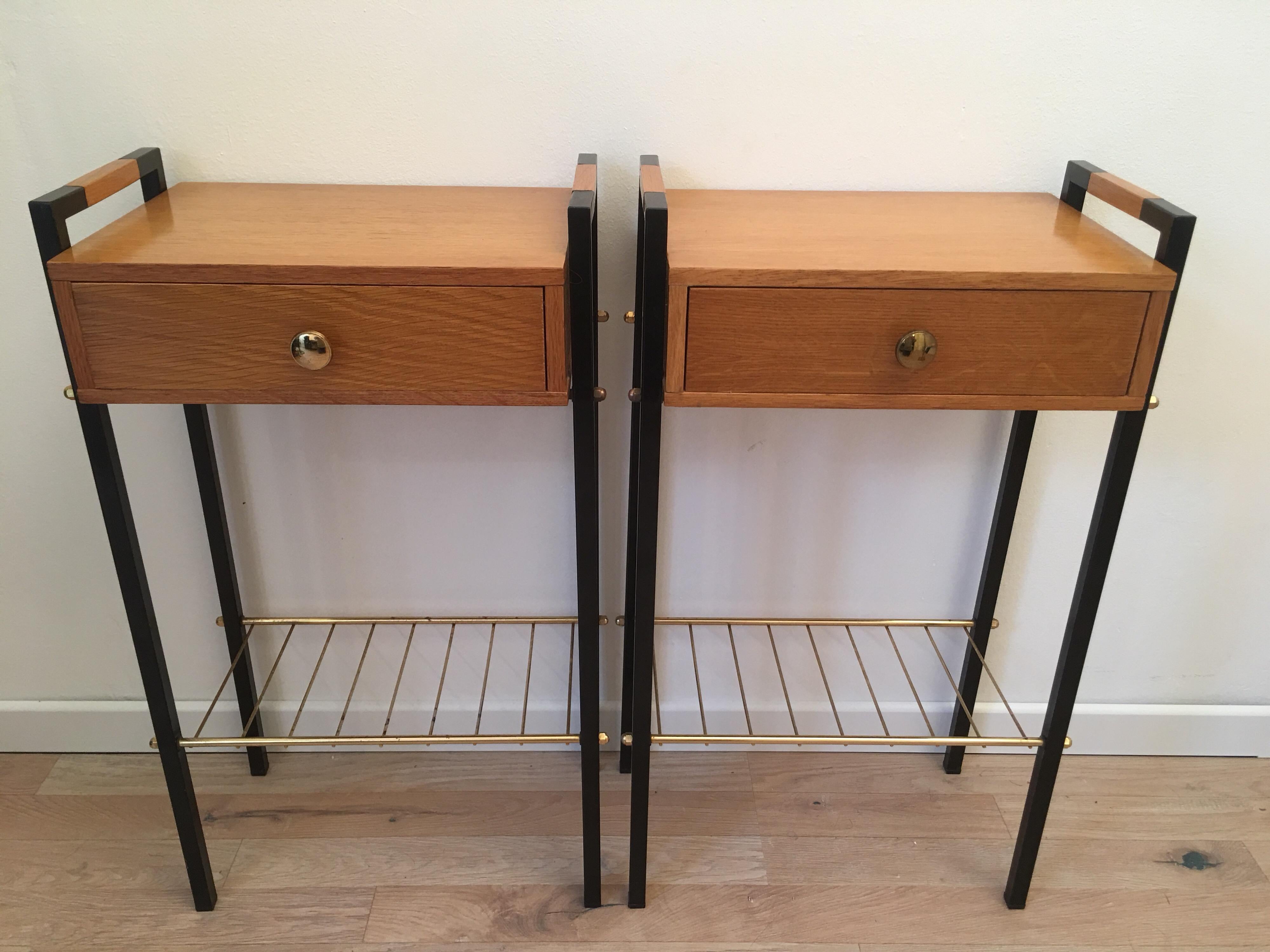 Elegant pair of bedsides made in France in the 1960s. Black metal, brass and ash veneer are characteristic of this period.
This model is similar to those of Jacques Hitier and Maxime Old. It can also serve as side tables in other rooms. In very good