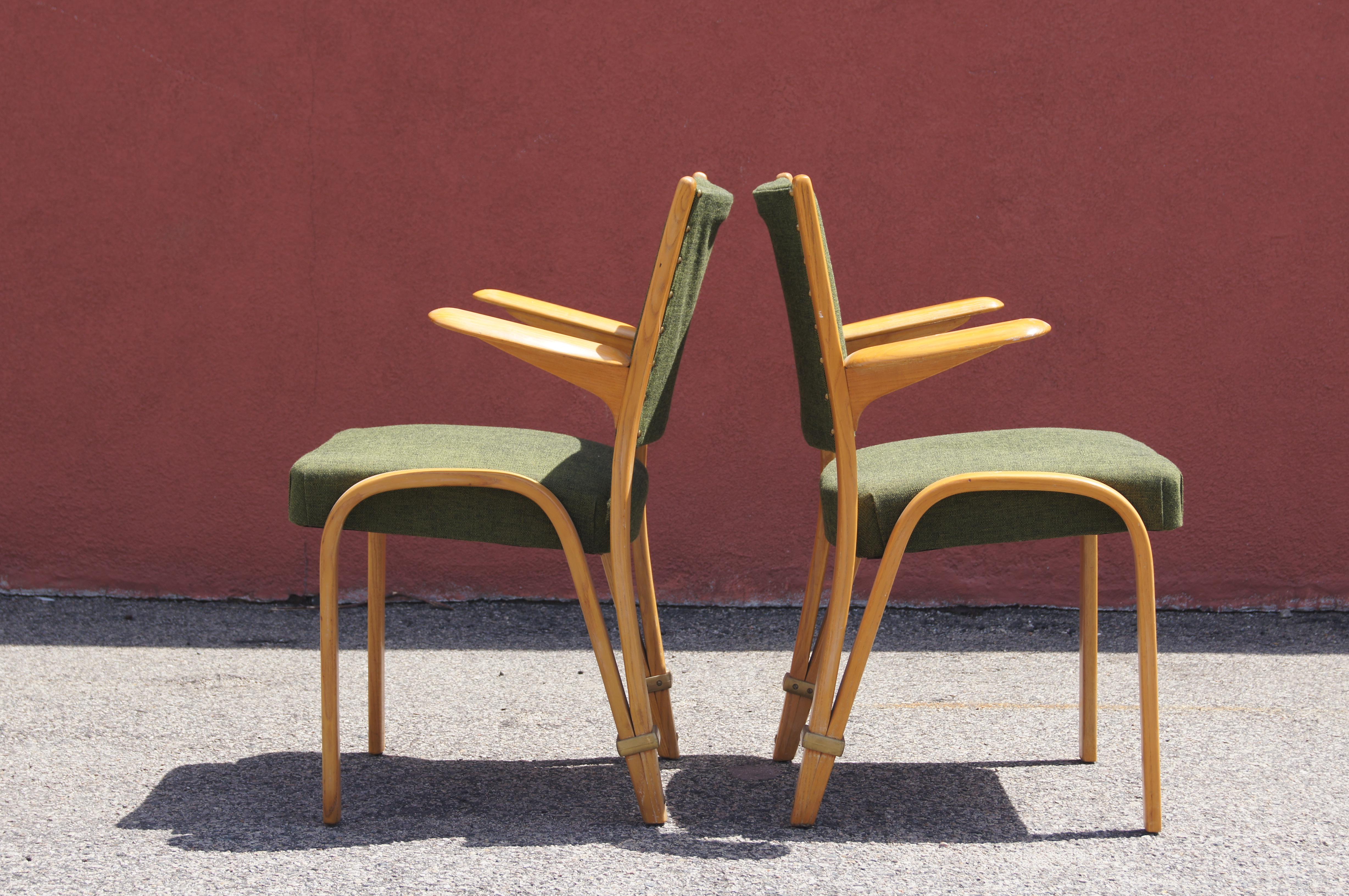 Au début des années 1950, la société française de meubles Steiner a produit cette paire de fauteuils étonnants dans le cadre de sa série Bow Wood. Les pieds sont formés de grandes courbes en frêne doré ; le dossier en frêne présente des accoudoirs