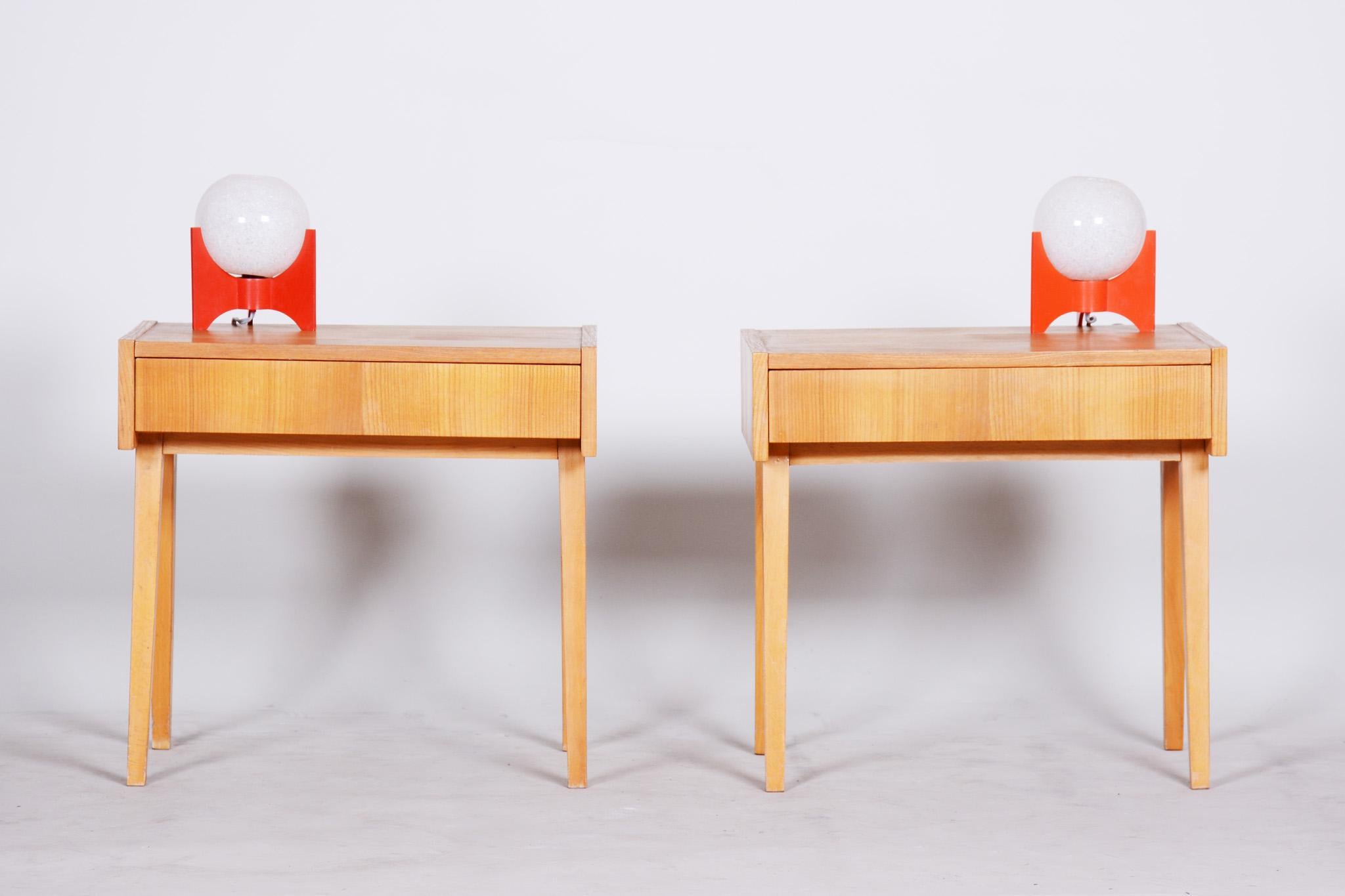 Pair of Ash Brown Midcentury Modeern Bedside Tables Made in Czechia, 1950s In Good Condition In Horomerice, CZ