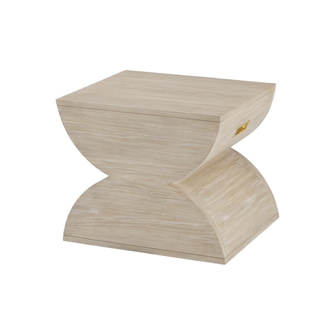 Asiatique Paire de tables d'appoint géométriques en Wood Wood en vente