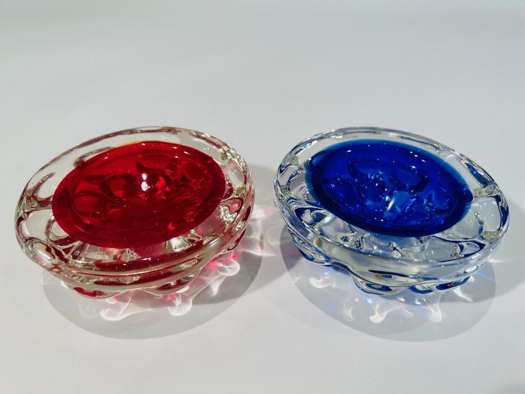 Incroyable paire de cendriers en verre de Murano attribuée à Barovier&Toso vers 1990 rouge et bleu.