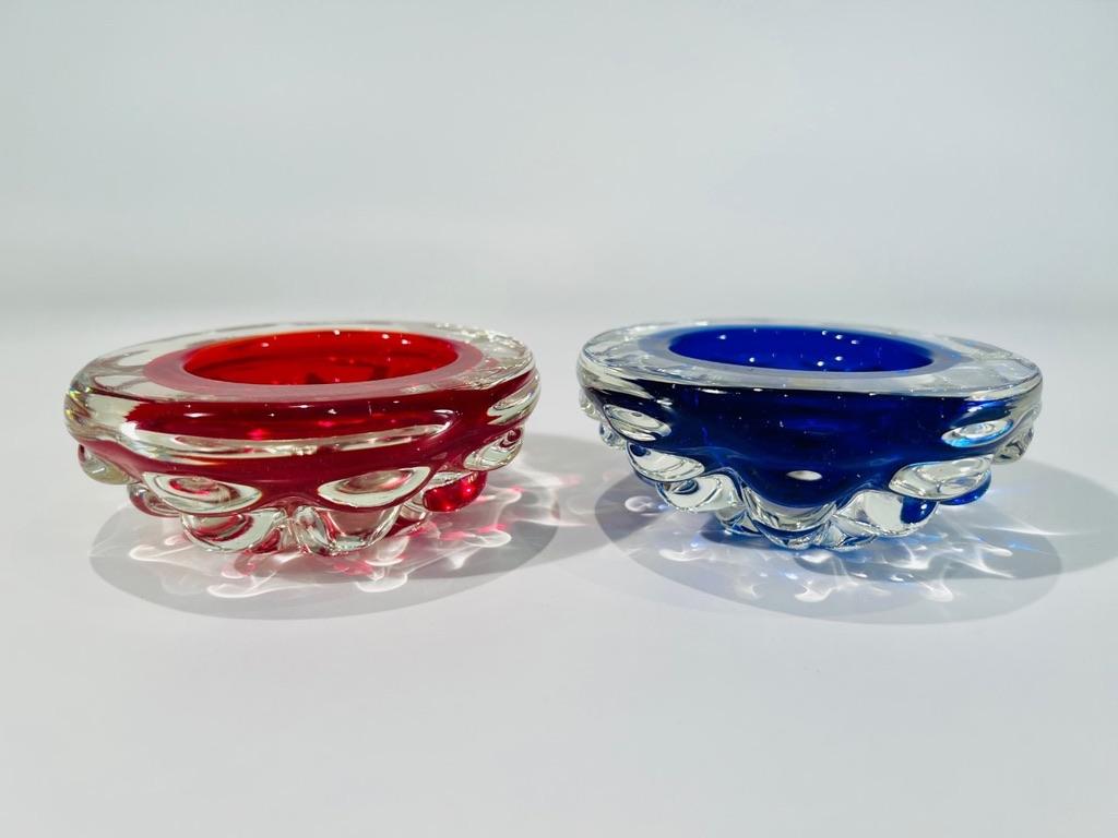 Autre Paire de cendriers en verre de Murano rouge et bleu attribués à Barovier&Toso 1990 en vente