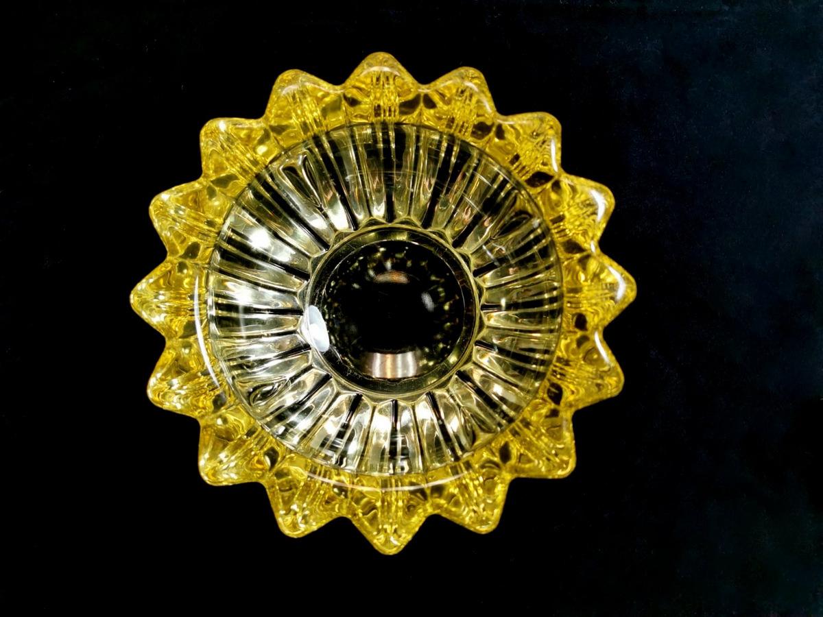 Originales Paar Aschenbecher (oder Becher) aus geformtem Glas; die intensive gelbe Farbe ist schön:: die Sternform ist elegant; hergestellt in Frankreich im Jahr 1935:: sie sind das Werk von Pier D'Avens. Pierre D'Avesn wurde im Jahr 1901 geboren.