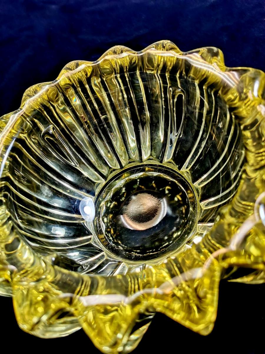 20. Jahrhundert Art deco Pierre D'Avesn Aschenbecher 'oder Tassen' in geformtem Glas. (Geformt)