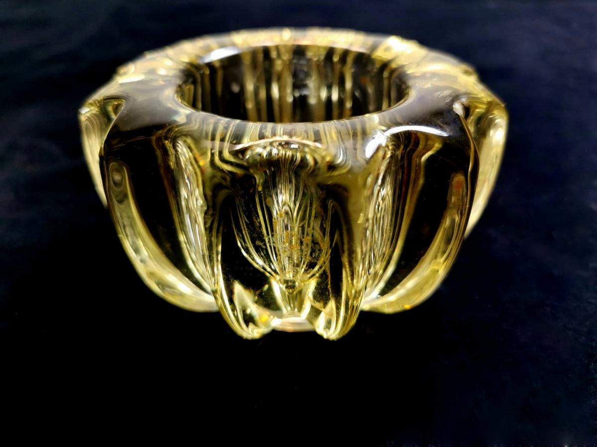 20. Jahrhundert Art deco Pierre D'Avesn Aschenbecher 'oder Tassen' in geformtem Glas. 3