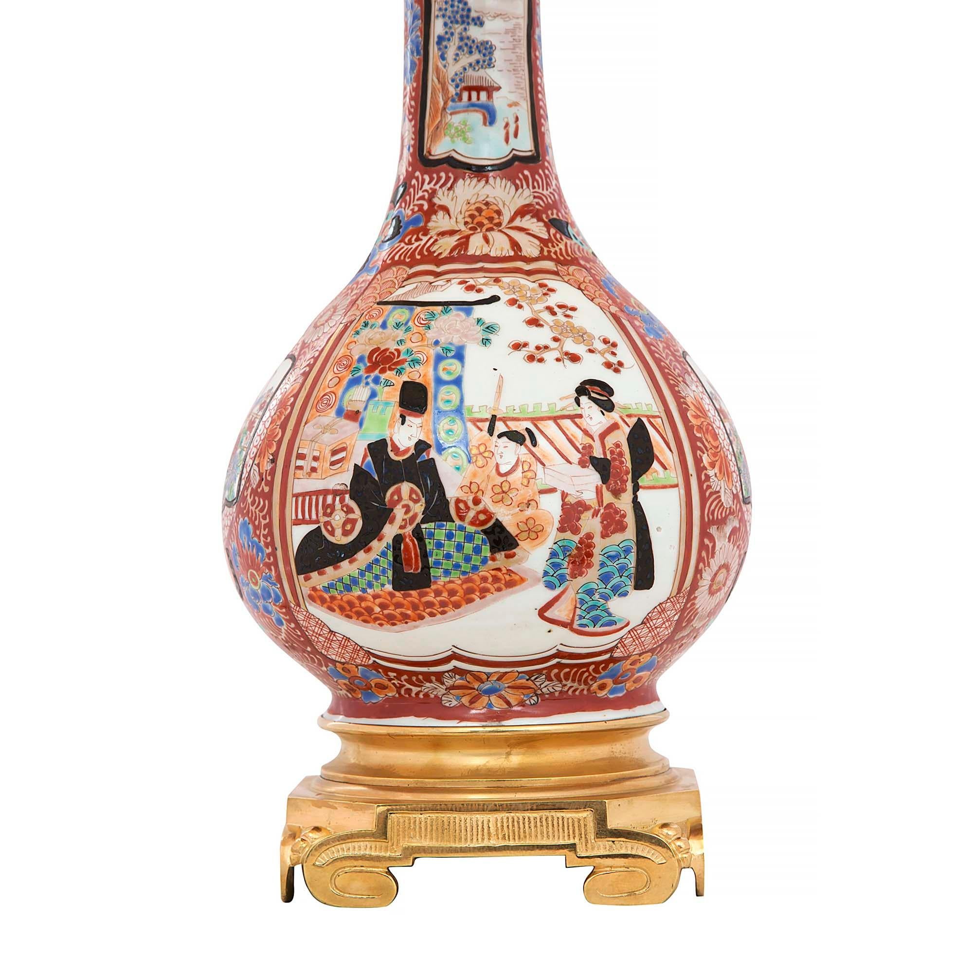 Paire de vases asiatiques en porcelaine du XIXe siècle montés sur des lampes Bon état - En vente à West Palm Beach, FL