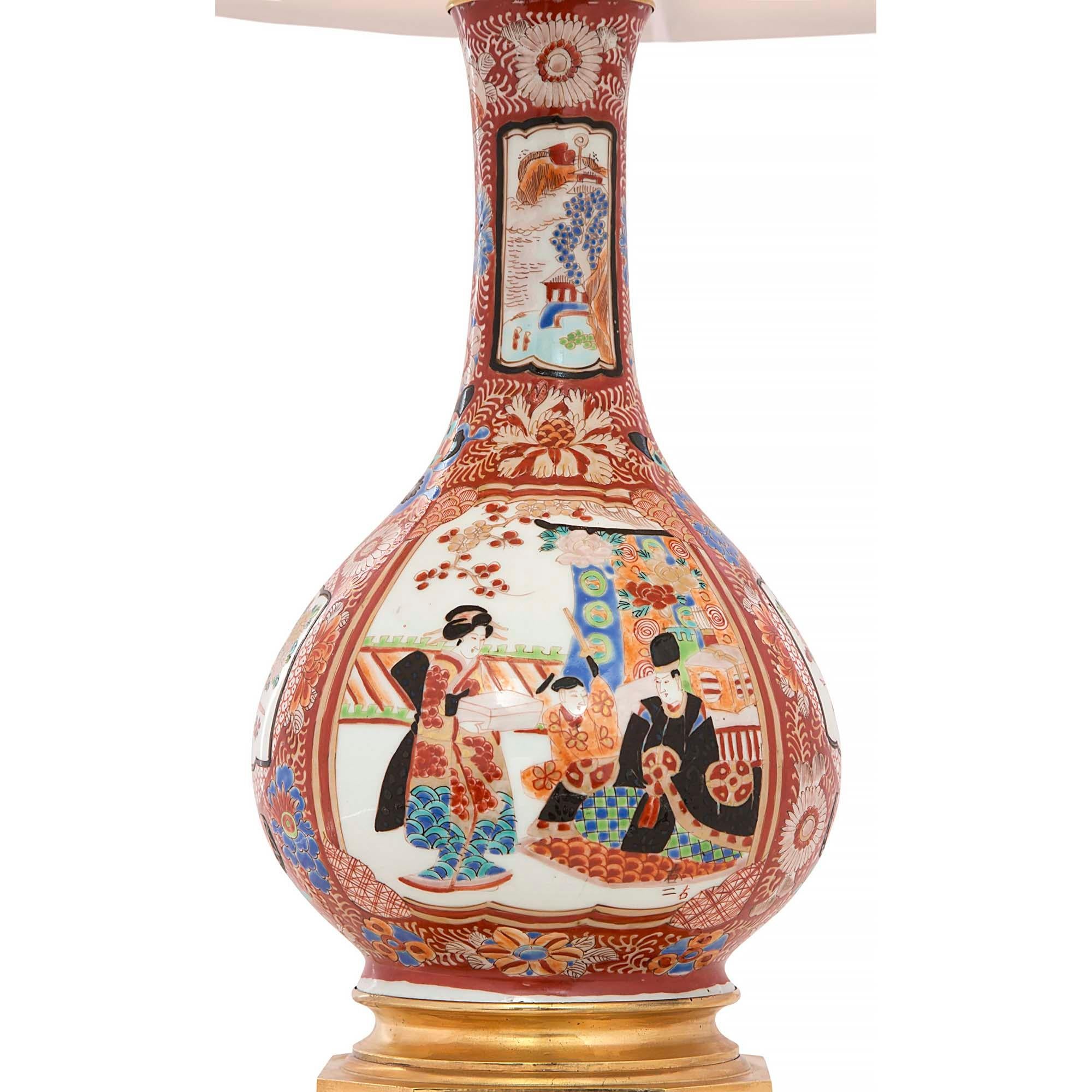Porcelaine Paire de vases asiatiques en porcelaine du XIXe siècle montés sur des lampes en vente