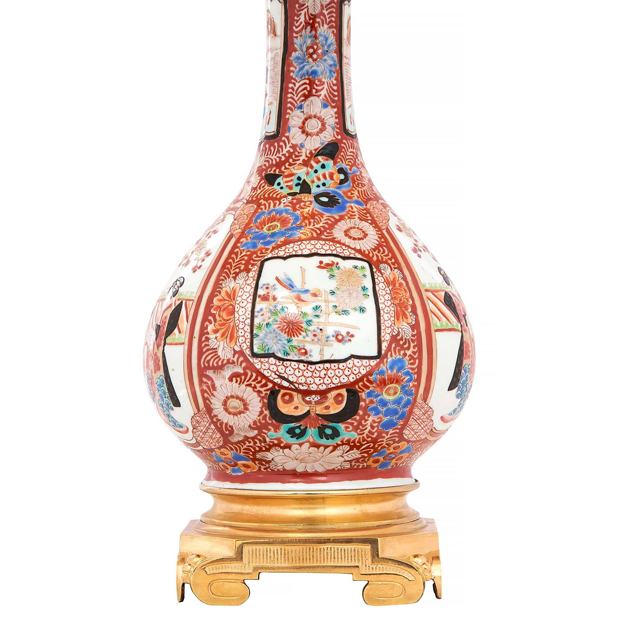 Paire de vases asiatiques en porcelaine du XIXe siècle montés sur des lampes en vente 1