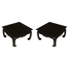 Paire de tables basses carrées asiatiques laquées noires avec détails dorés