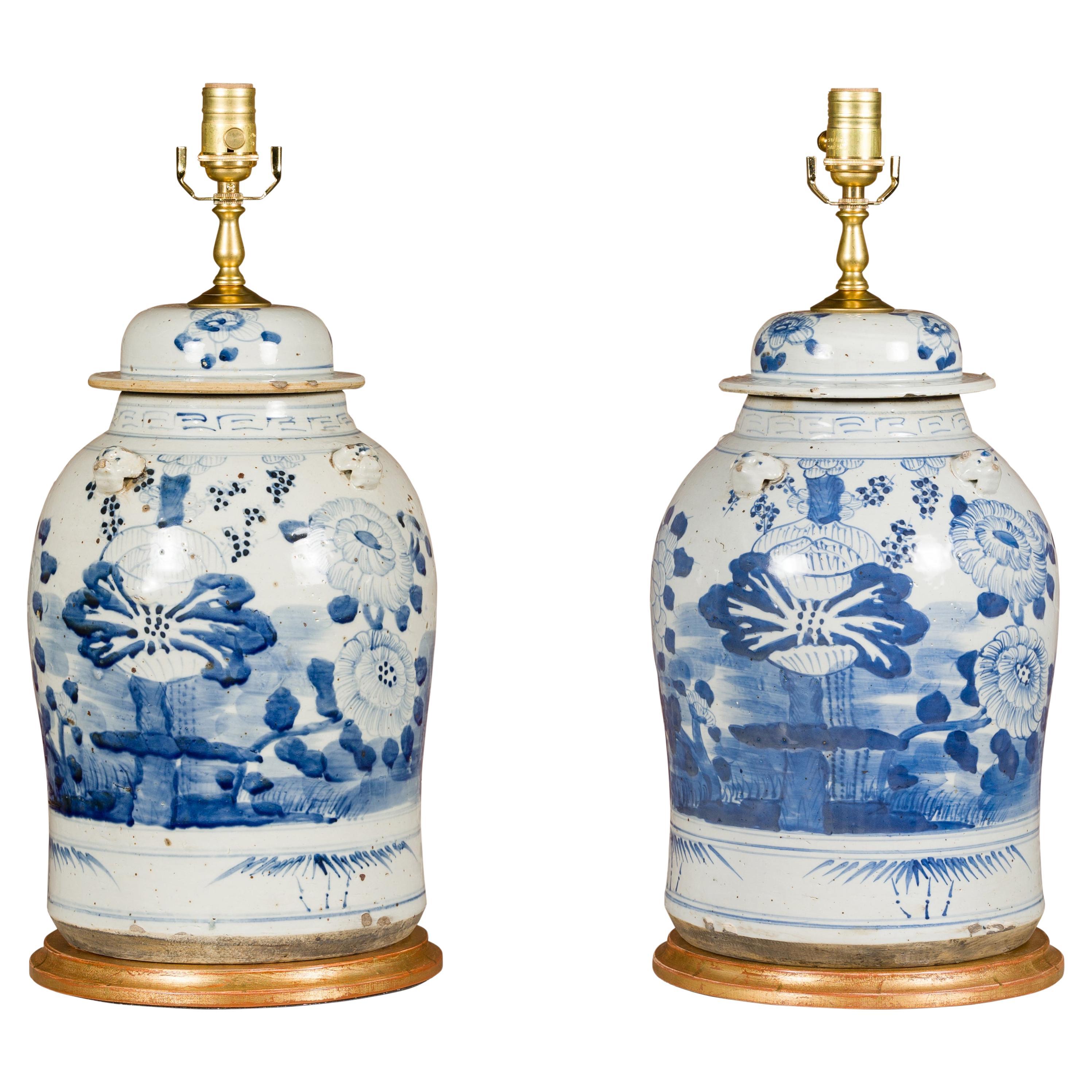 Paar asiatische blau-weiße Porzellangefäße aus Asien, die zu verdrahteten Tischlampen verarbeitet wurden