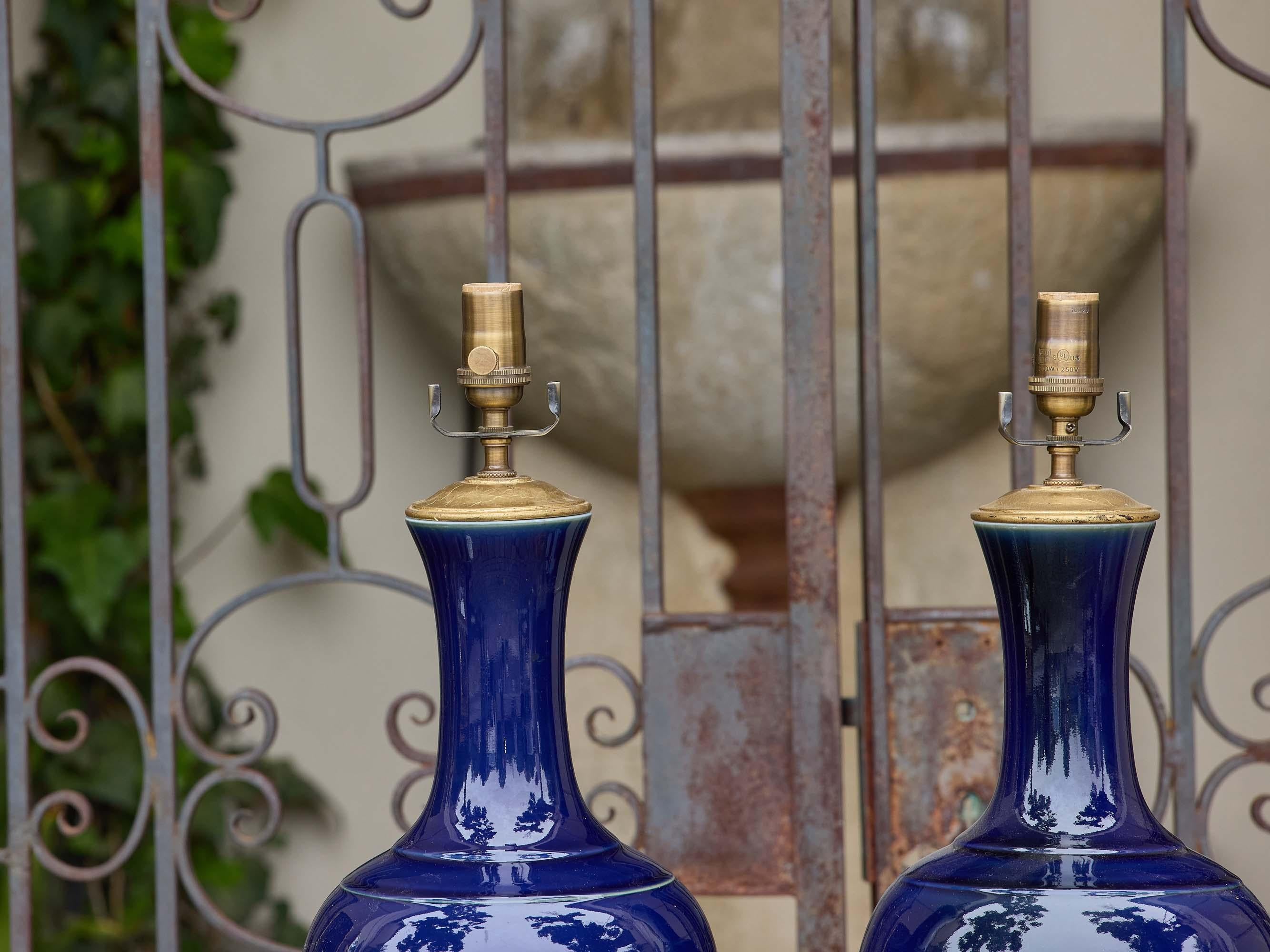 Coppia di lampade asiatiche a forma di bottiglia in porcellana smaltata blu su basi in lucite in vendita 3