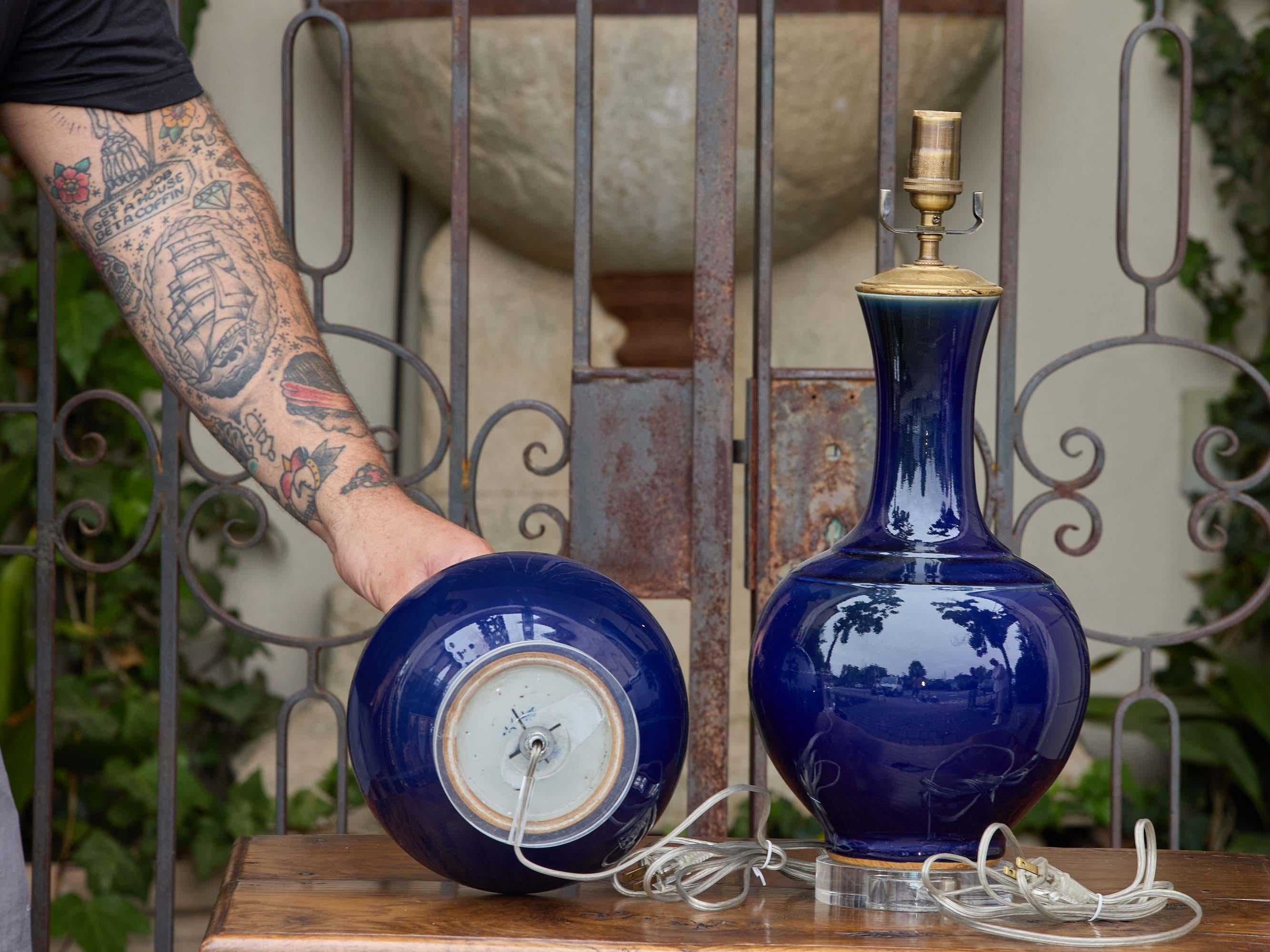 Coppia di lampade asiatiche a forma di bottiglia in porcellana smaltata blu su basi in lucite in vendita 4