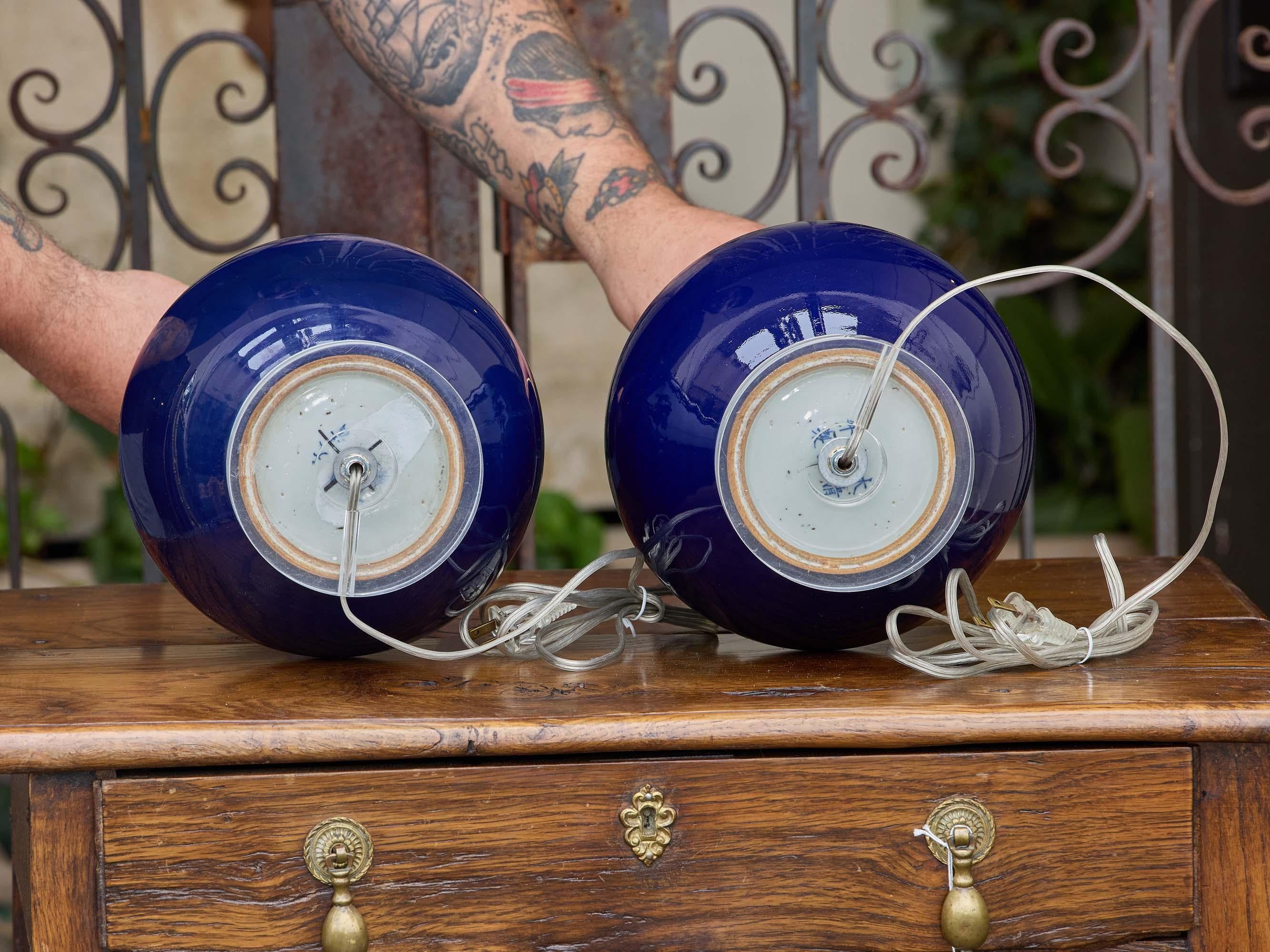 Coppia di lampade asiatiche a forma di bottiglia in porcellana smaltata blu su basi in lucite in vendita 5