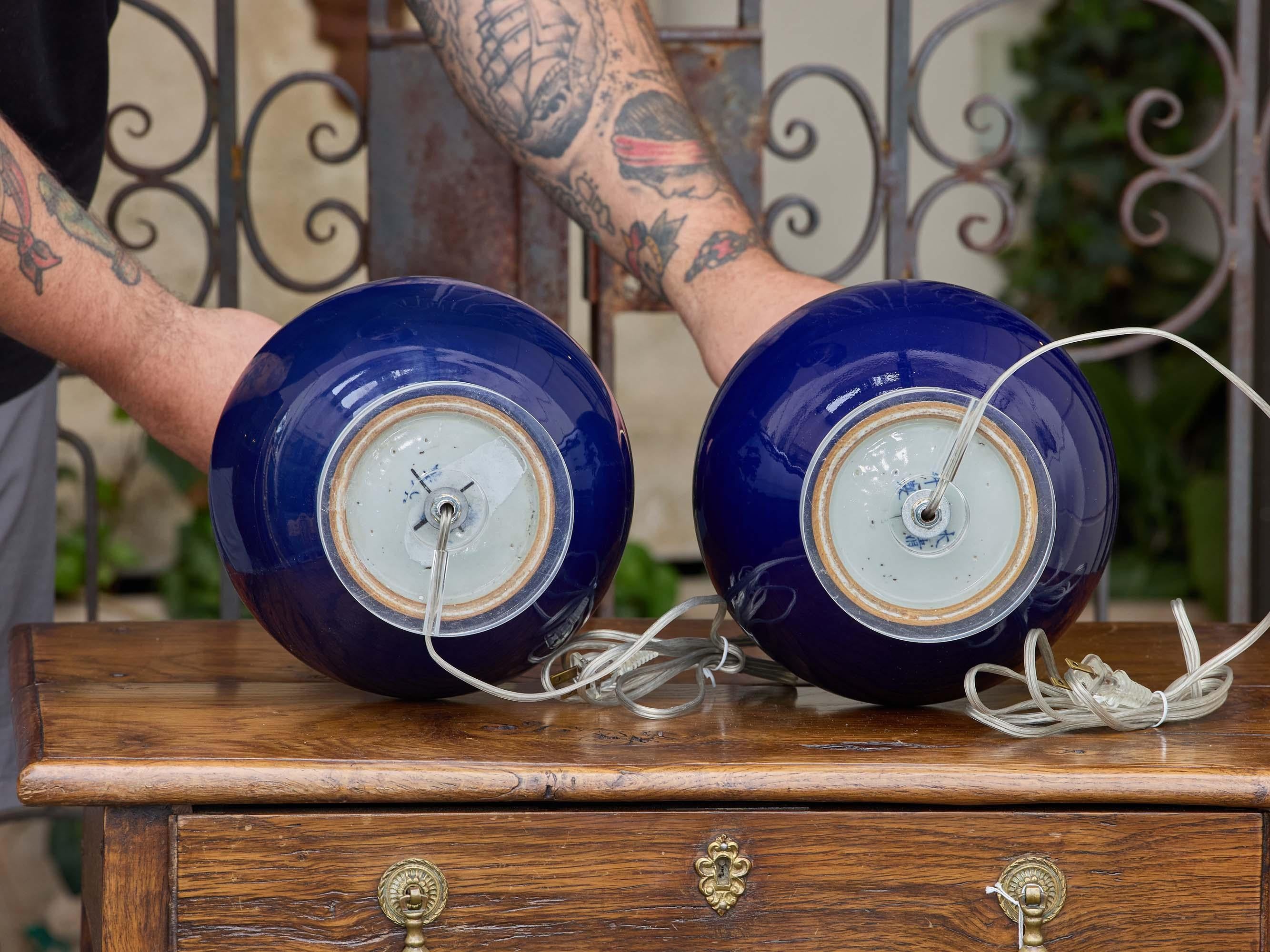 Coppia di lampade asiatiche a forma di bottiglia in porcellana smaltata blu su basi in lucite in vendita 6
