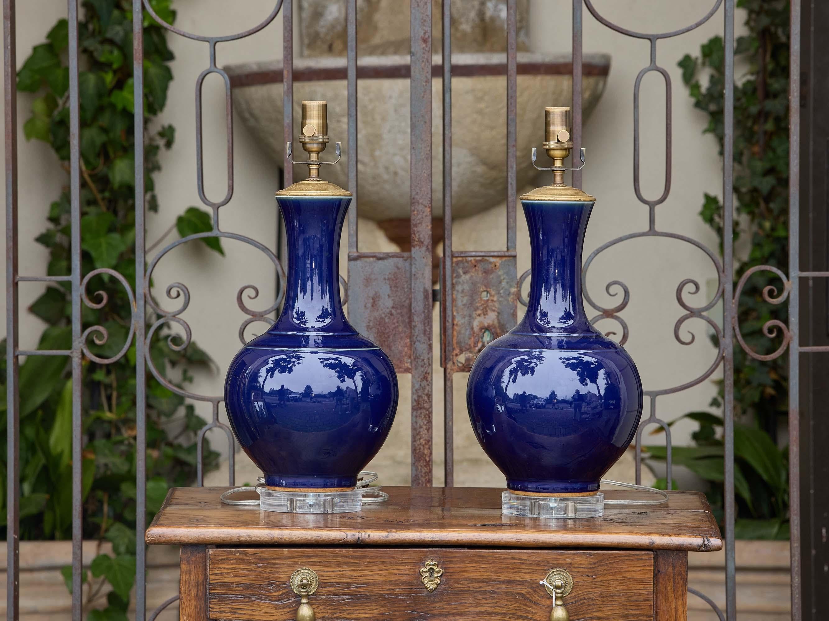 Coppia di lampade asiatiche a forma di bottiglia in porcellana smaltata blu su basi in lucite in vendita 7