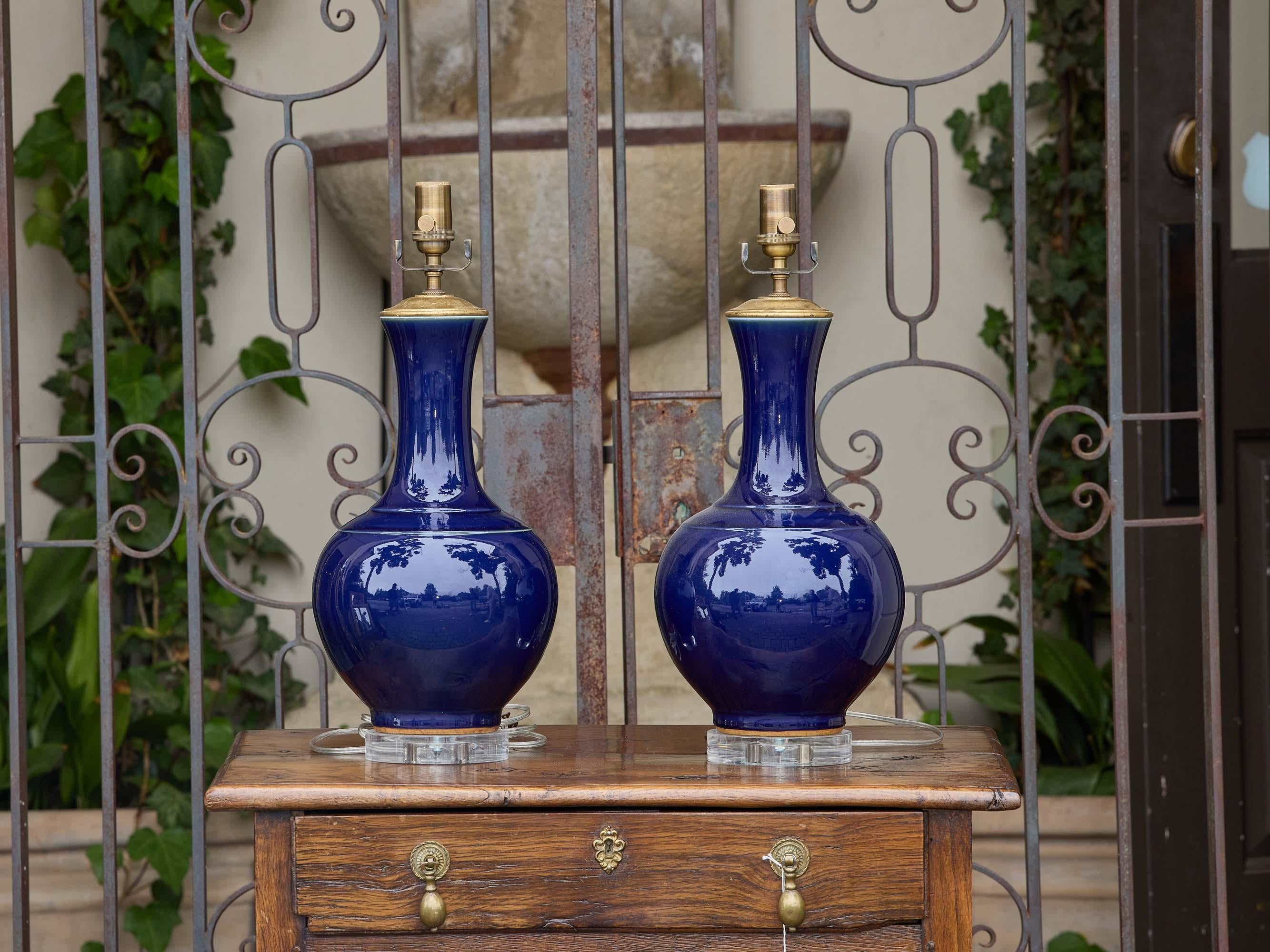 Asiatico Coppia di lampade asiatiche a forma di bottiglia in porcellana smaltata blu su basi in lucite in vendita