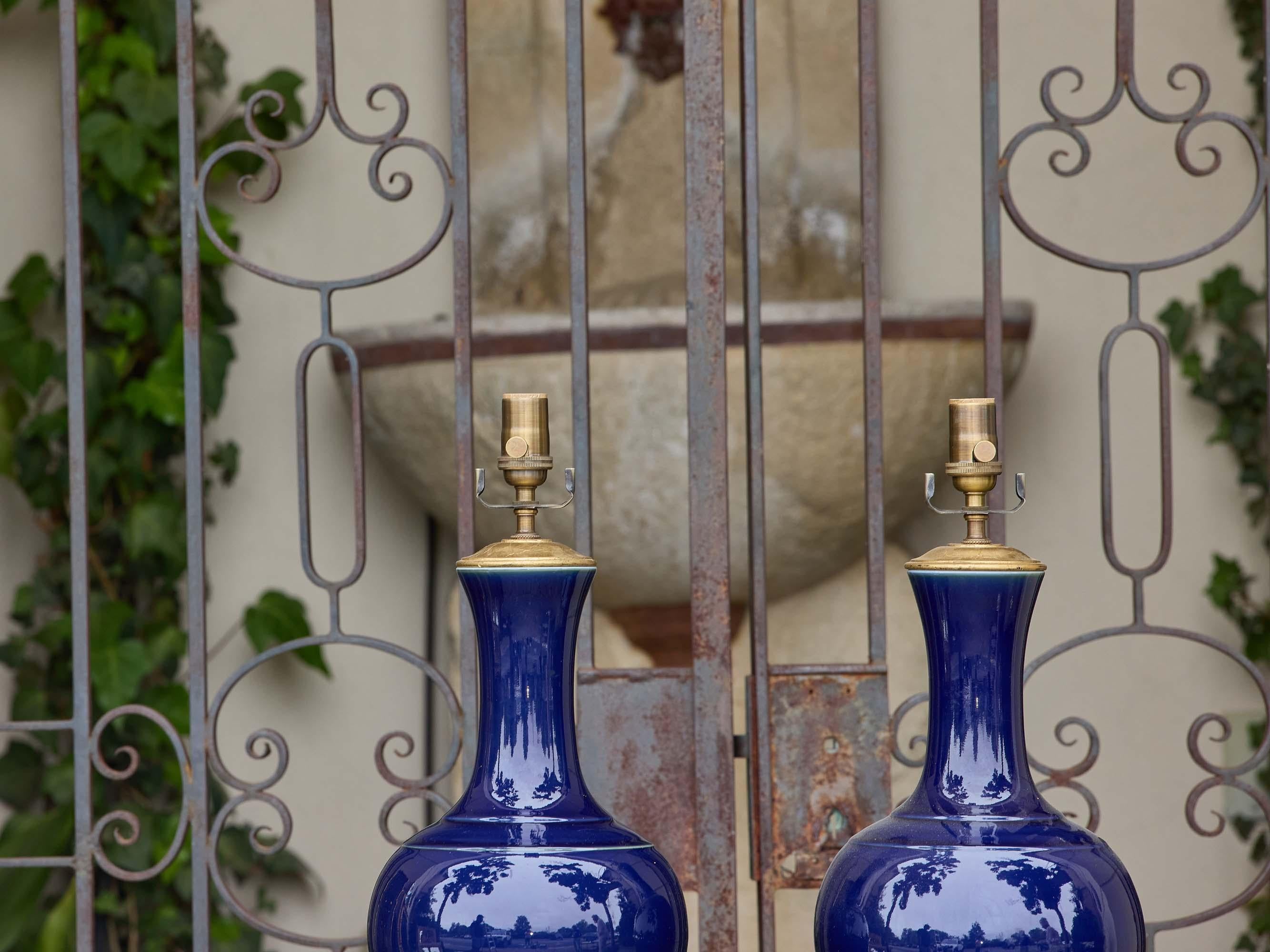 Smaltato Coppia di lampade asiatiche a forma di bottiglia in porcellana smaltata blu su basi in lucite in vendita