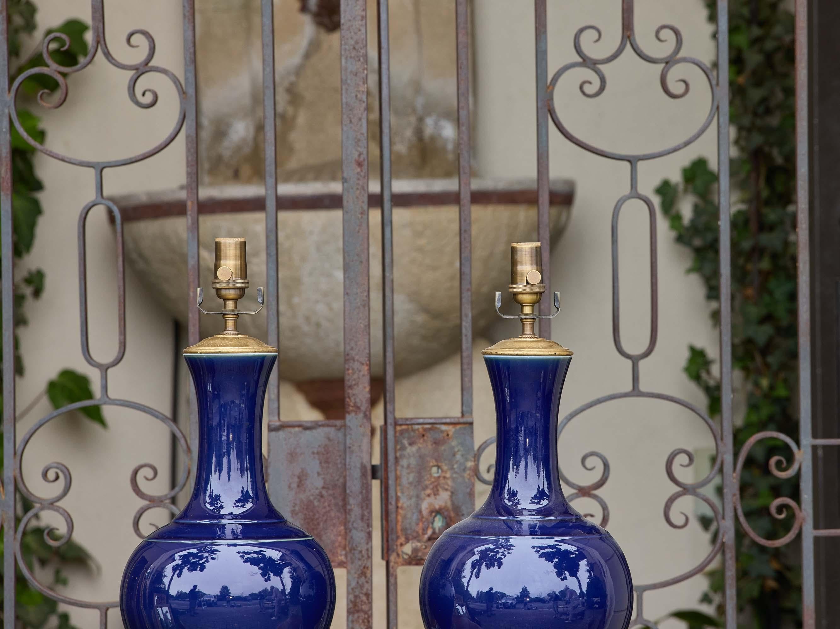 Coppia di lampade asiatiche a forma di bottiglia in porcellana smaltata blu su basi in lucite In condizioni buone in vendita a Atlanta, GA