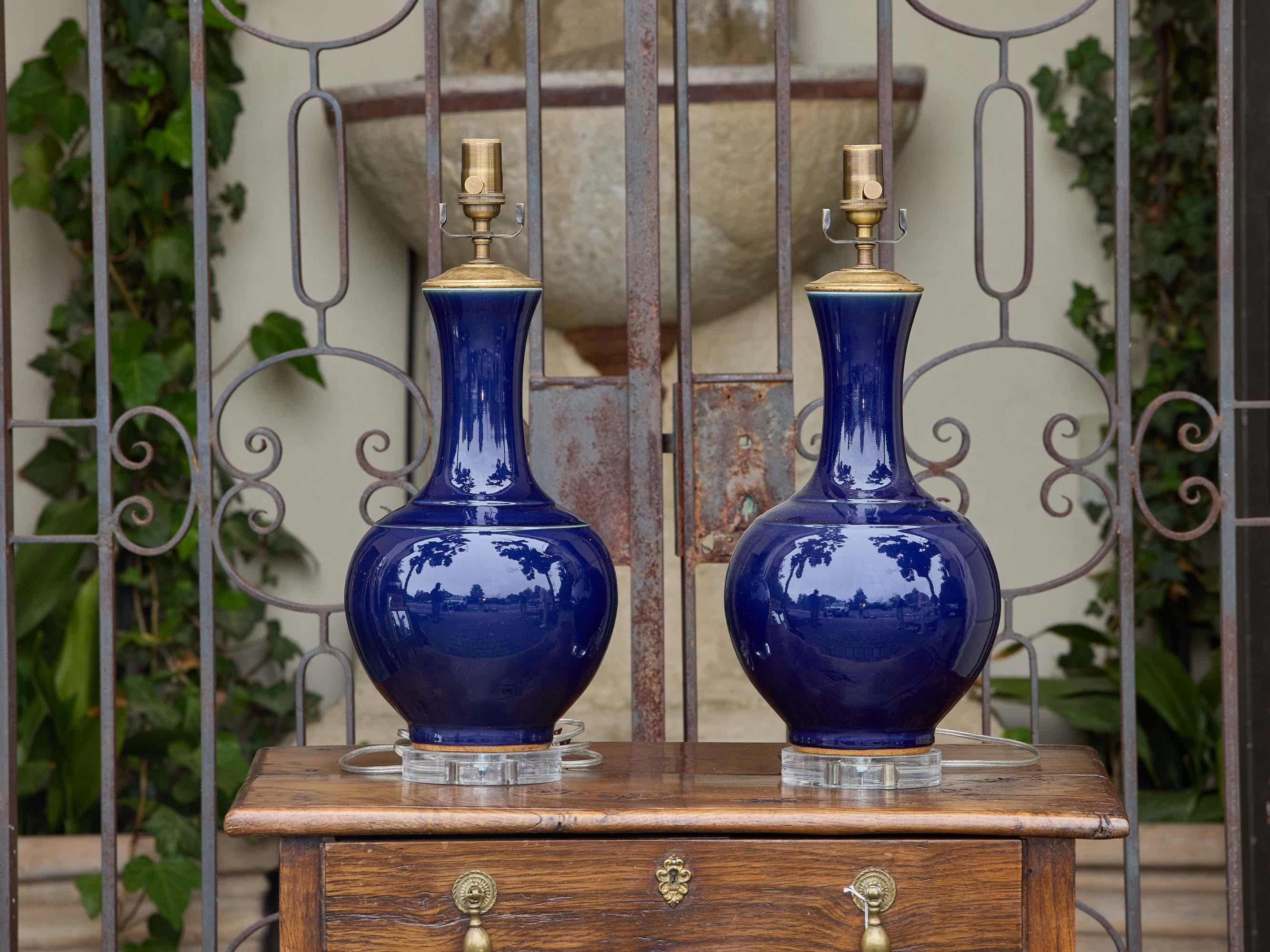XXI secolo e contemporaneo Coppia di lampade asiatiche a forma di bottiglia in porcellana smaltata blu su basi in lucite in vendita