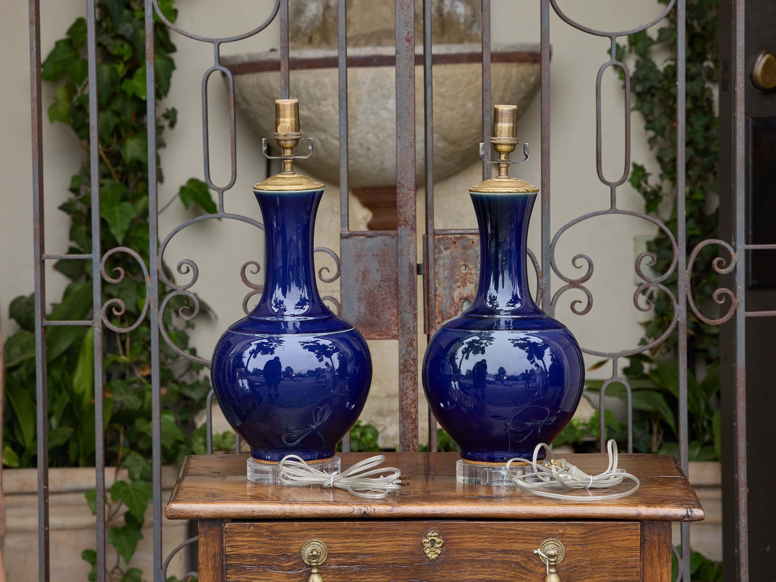 Porcellana Coppia di lampade asiatiche a forma di bottiglia in porcellana smaltata blu su basi in lucite in vendita