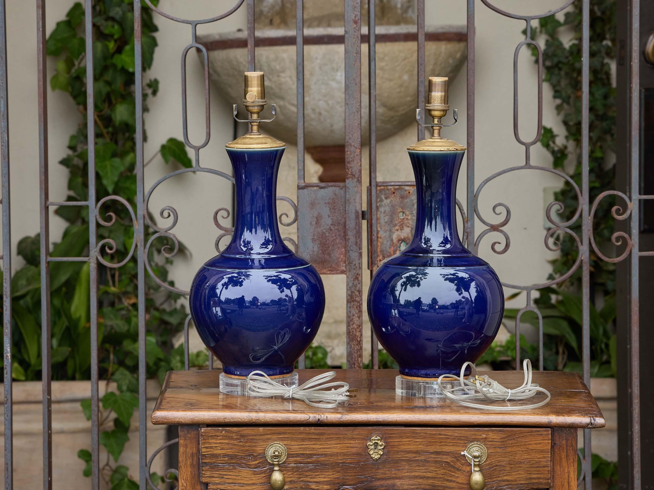 Coppia di lampade asiatiche a forma di bottiglia in porcellana smaltata blu su basi in lucite in vendita 1