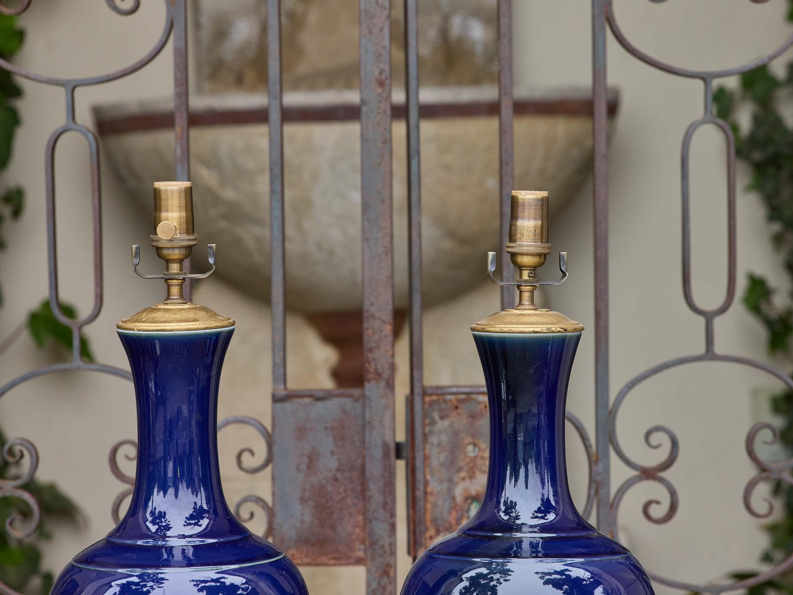 Coppia di lampade asiatiche a forma di bottiglia in porcellana smaltata blu su basi in lucite in vendita 2