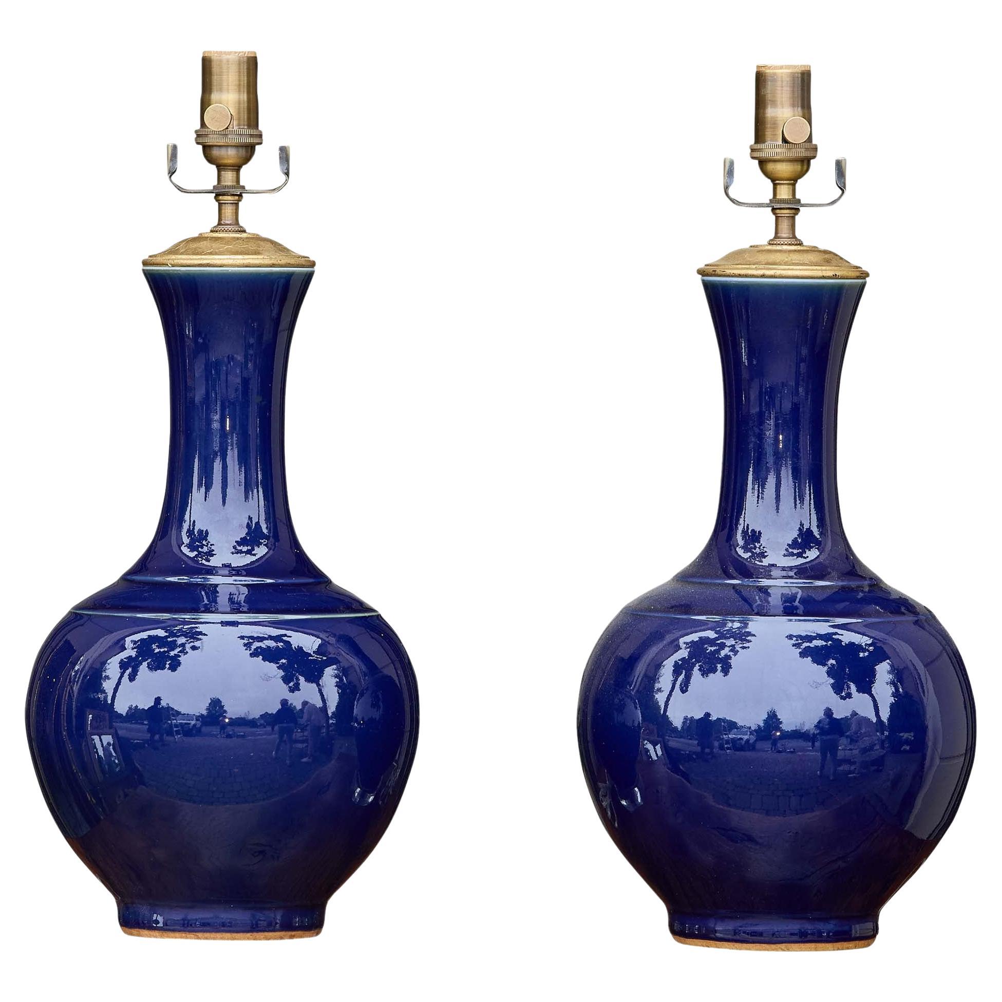 Coppia di lampade asiatiche a forma di bottiglia in porcellana smaltata blu su basi in lucite in vendita